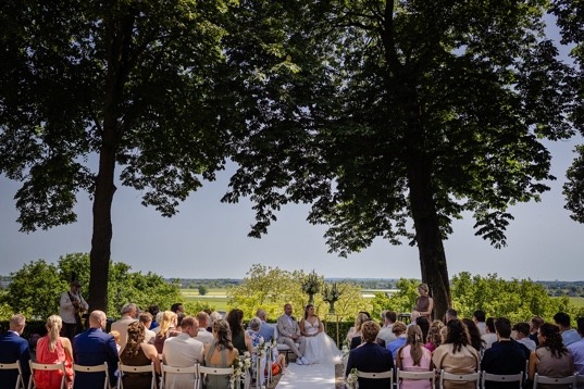 Ceremonie onder de bomen met uitzicht over de Rijn