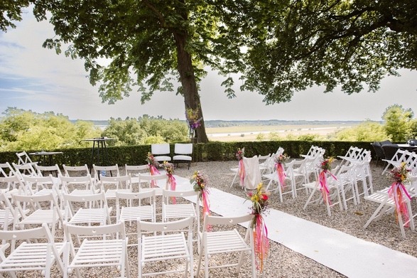 Ceremonieopstelling met roze accenten en uitzicht over de Rijn