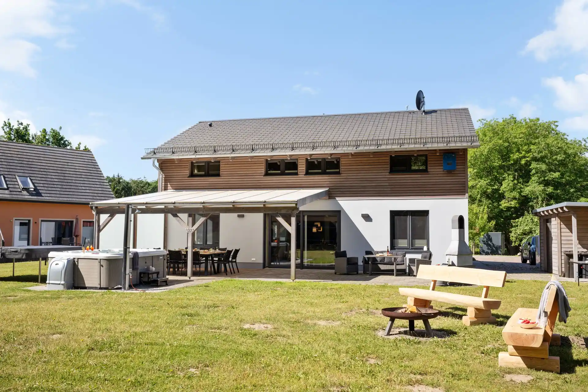 Villa am Plauer See mit Garten und überdachter Terrasse