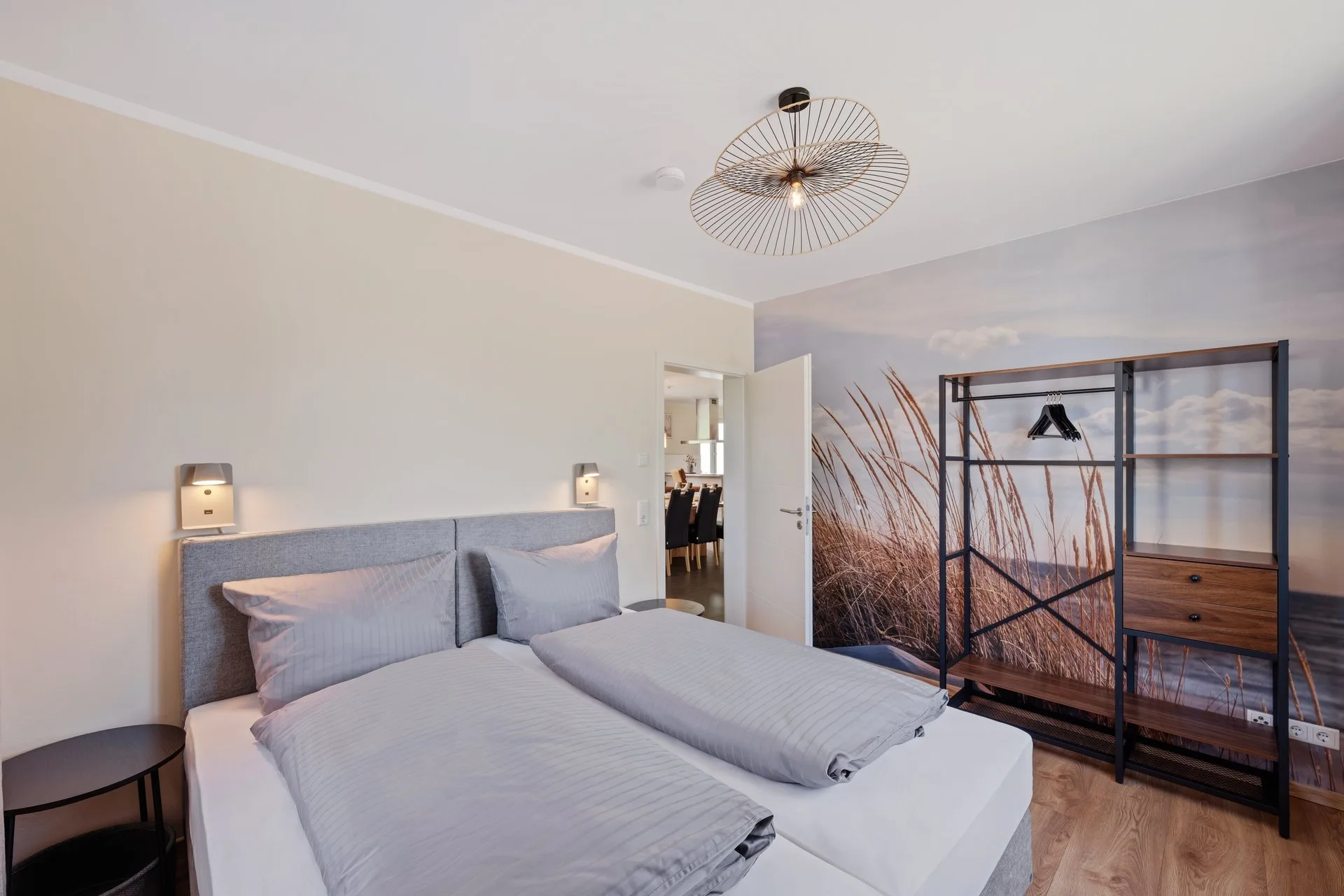 Schlafzimmer mit zwei Betten und offenem Raumteiler