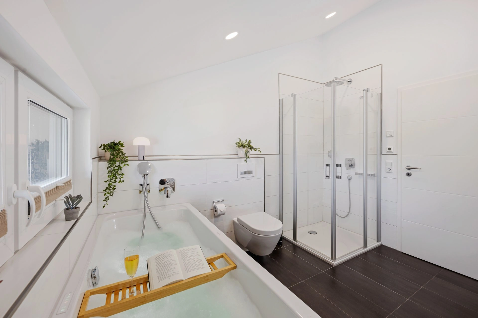Badezimmer mit Badewanne und separater Duschkabine