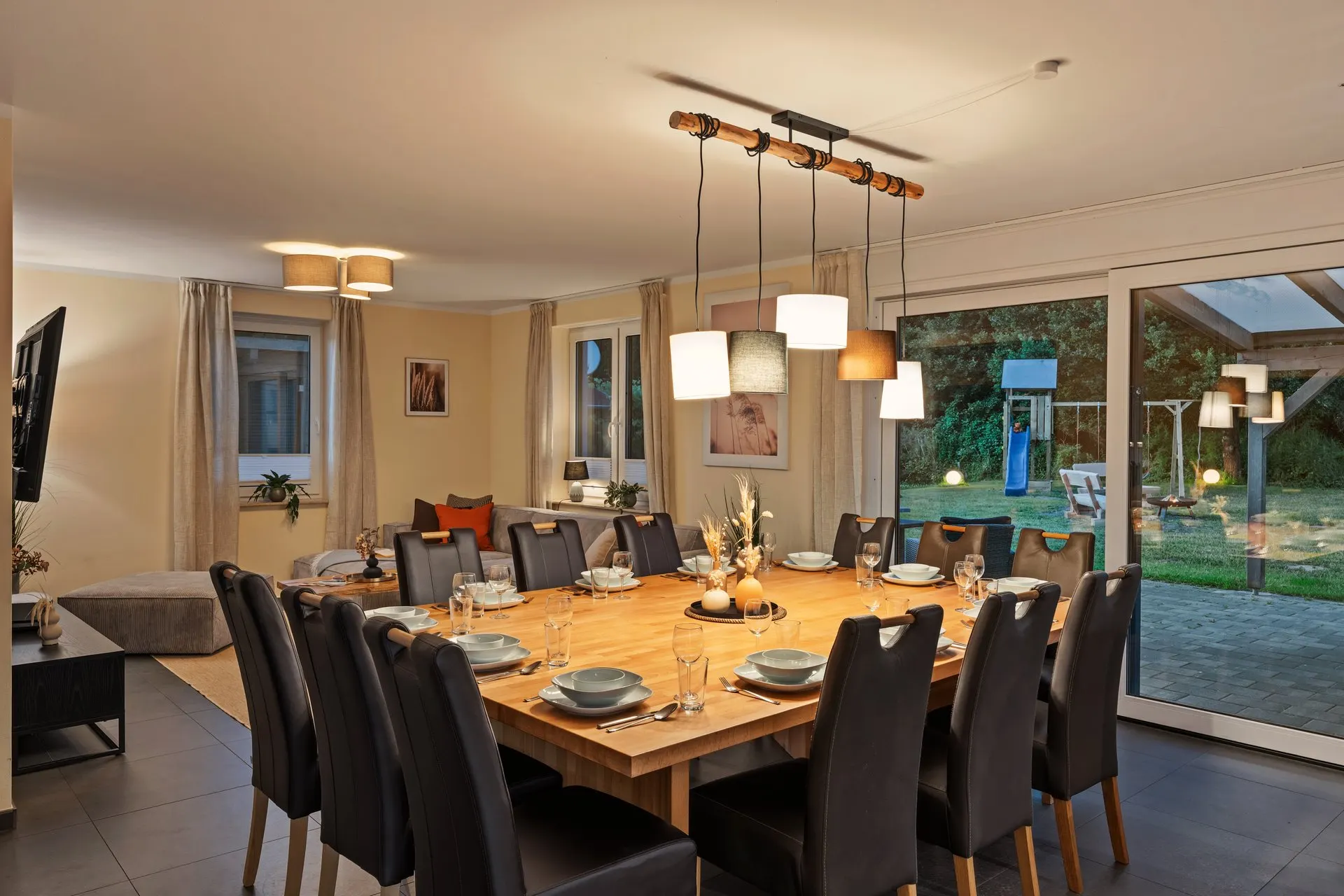 Essbereich mit langem Tisch und Blick in den Garten
