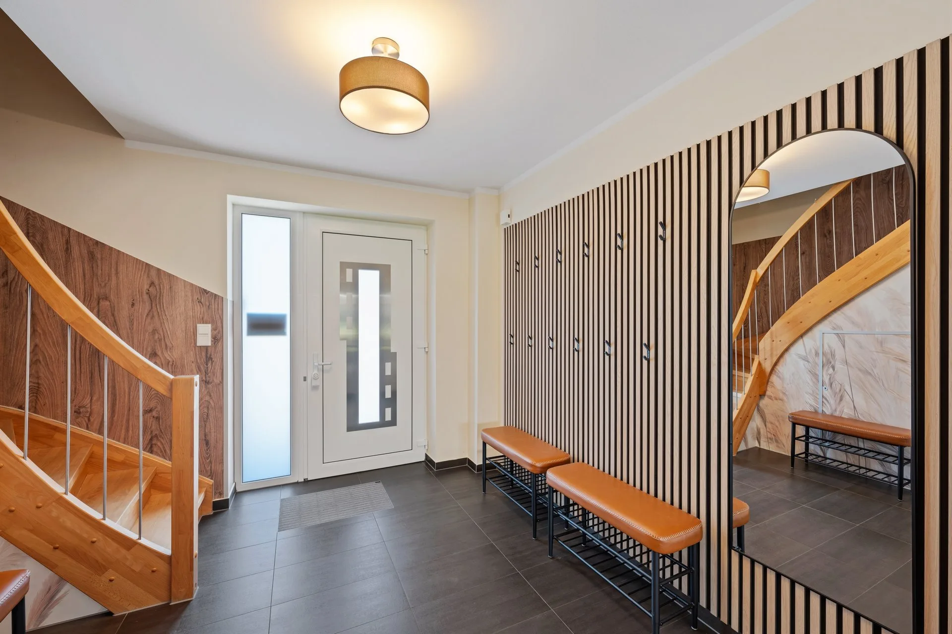 Eingangsbereich mit Wendeltreppe und Sitzbank