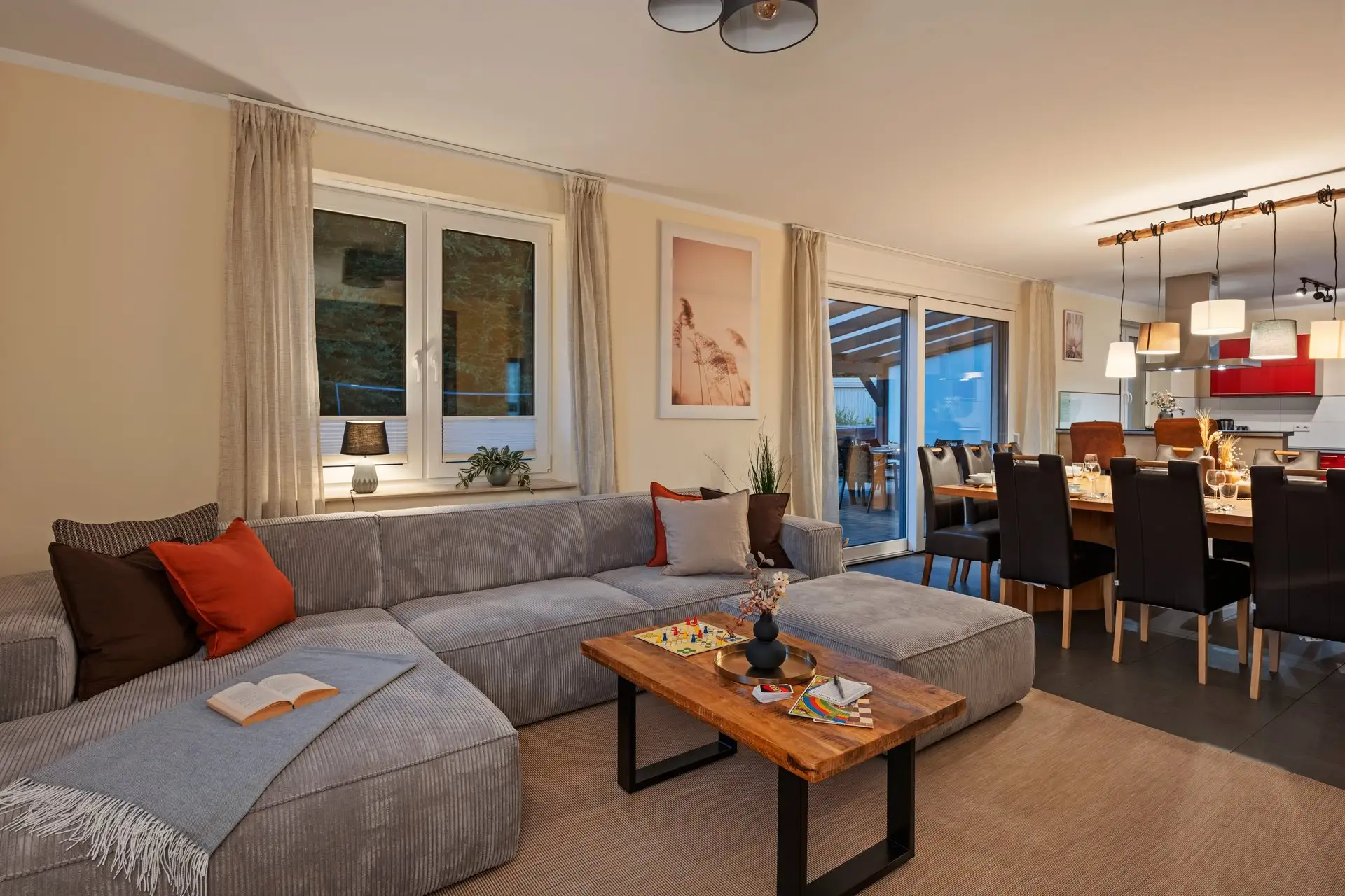 Wohnbereich mit Sofa und Glastür zum Garten