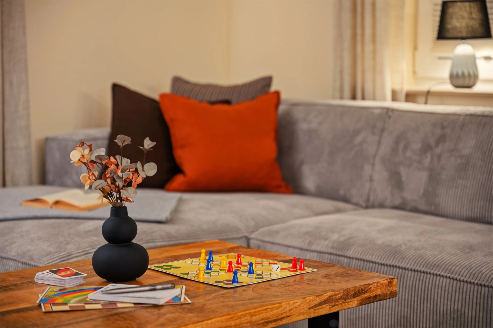 Couchtisch mit Gesellschaftsspiel und Deko-Vase