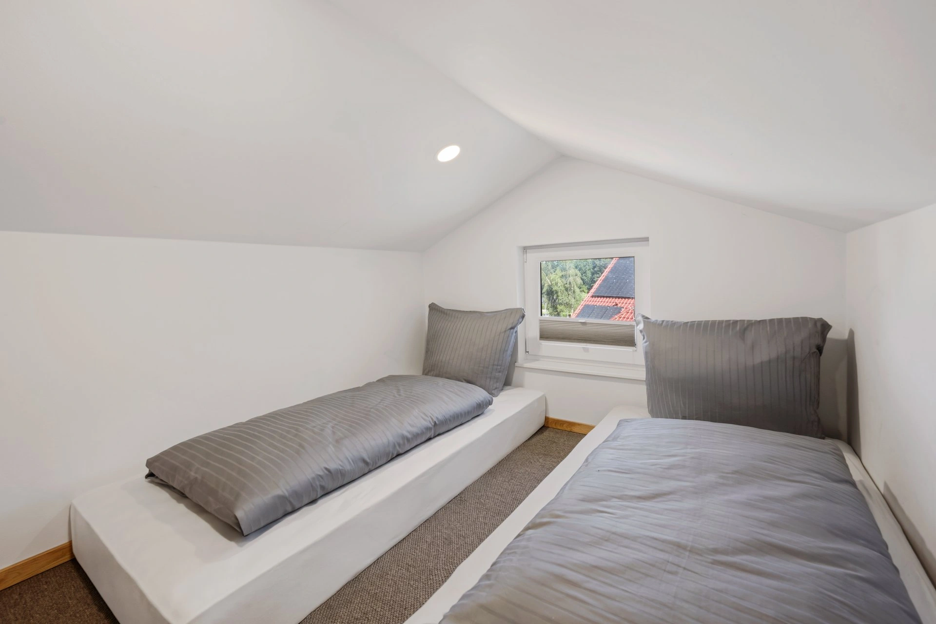 Dachschlafzimmer mit Einzelbett unter der Dachschräge