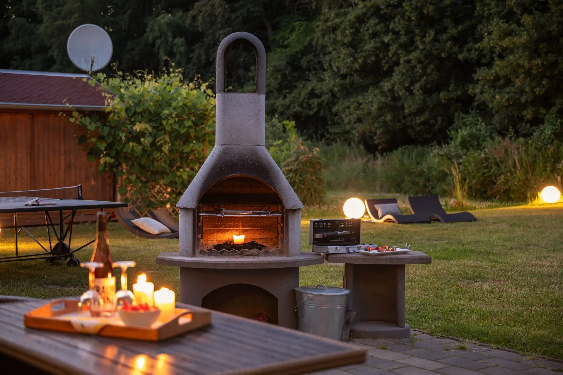Grillplatz am Plauer See mit Feuer und Lichterkette