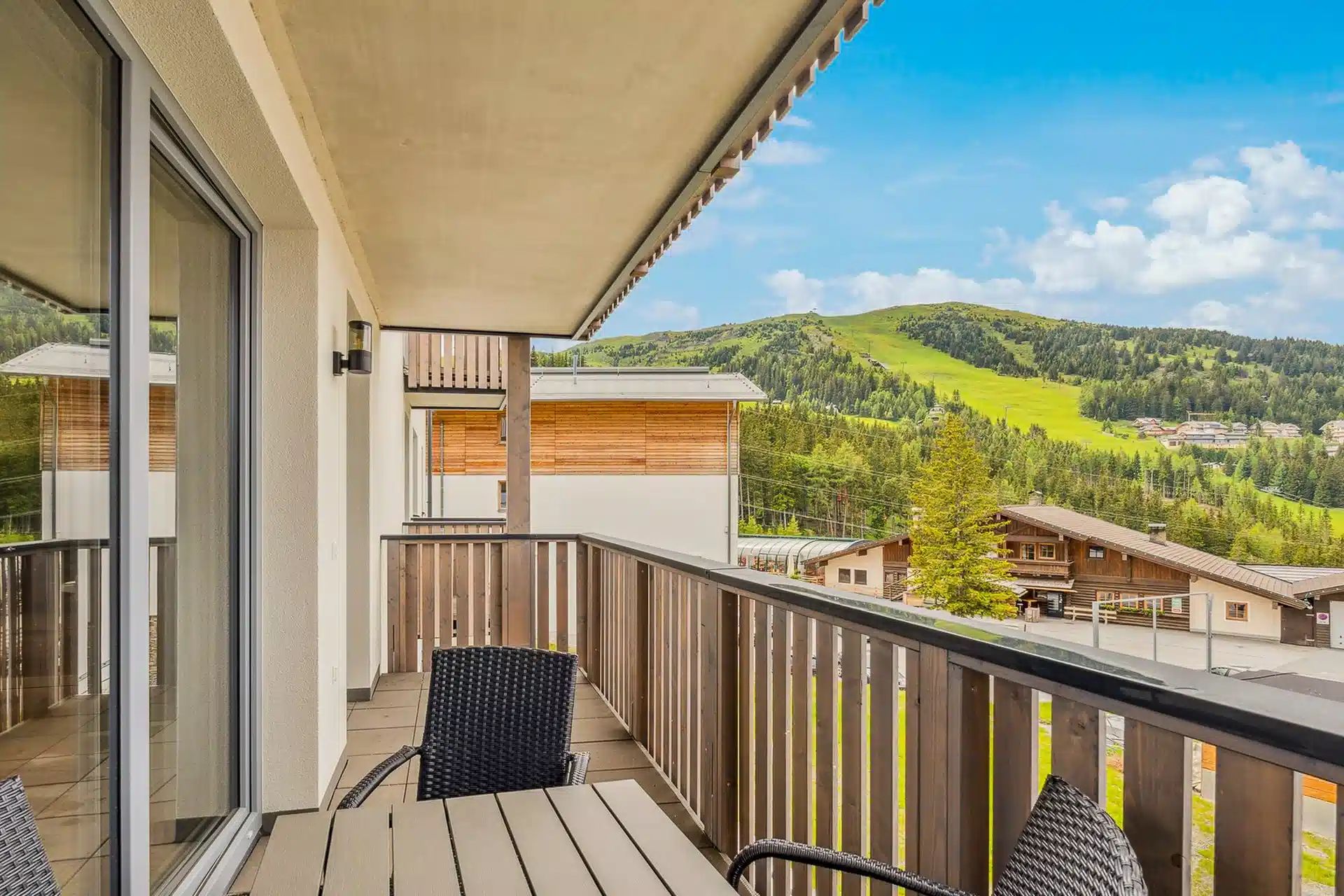 Balkon mit Panoramablick auf die Berge