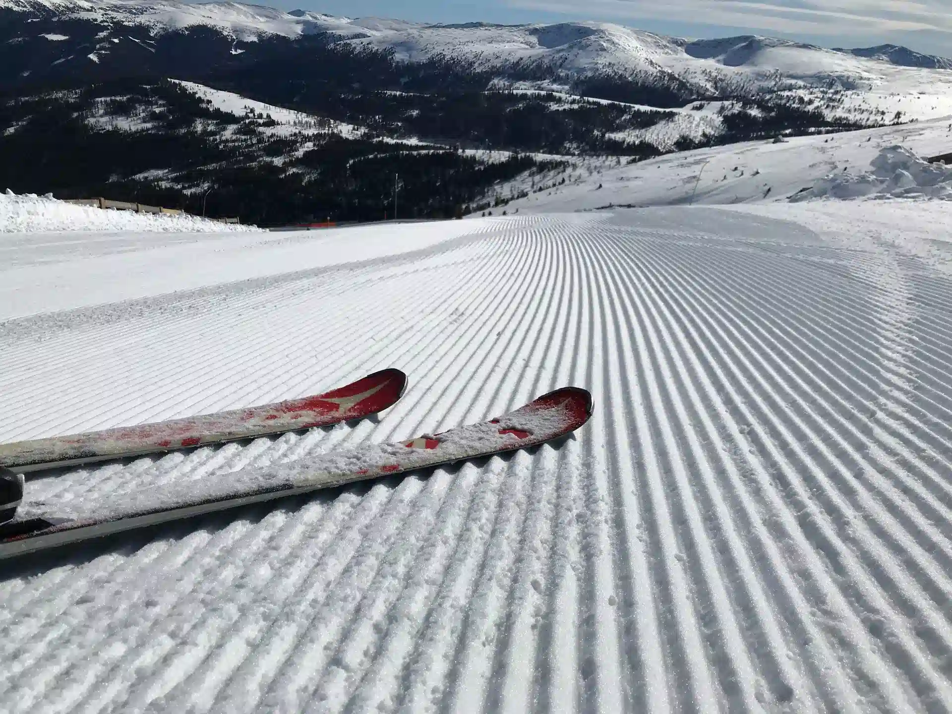 Präparierte Skipiste am Katschberg mit Bergpanorama