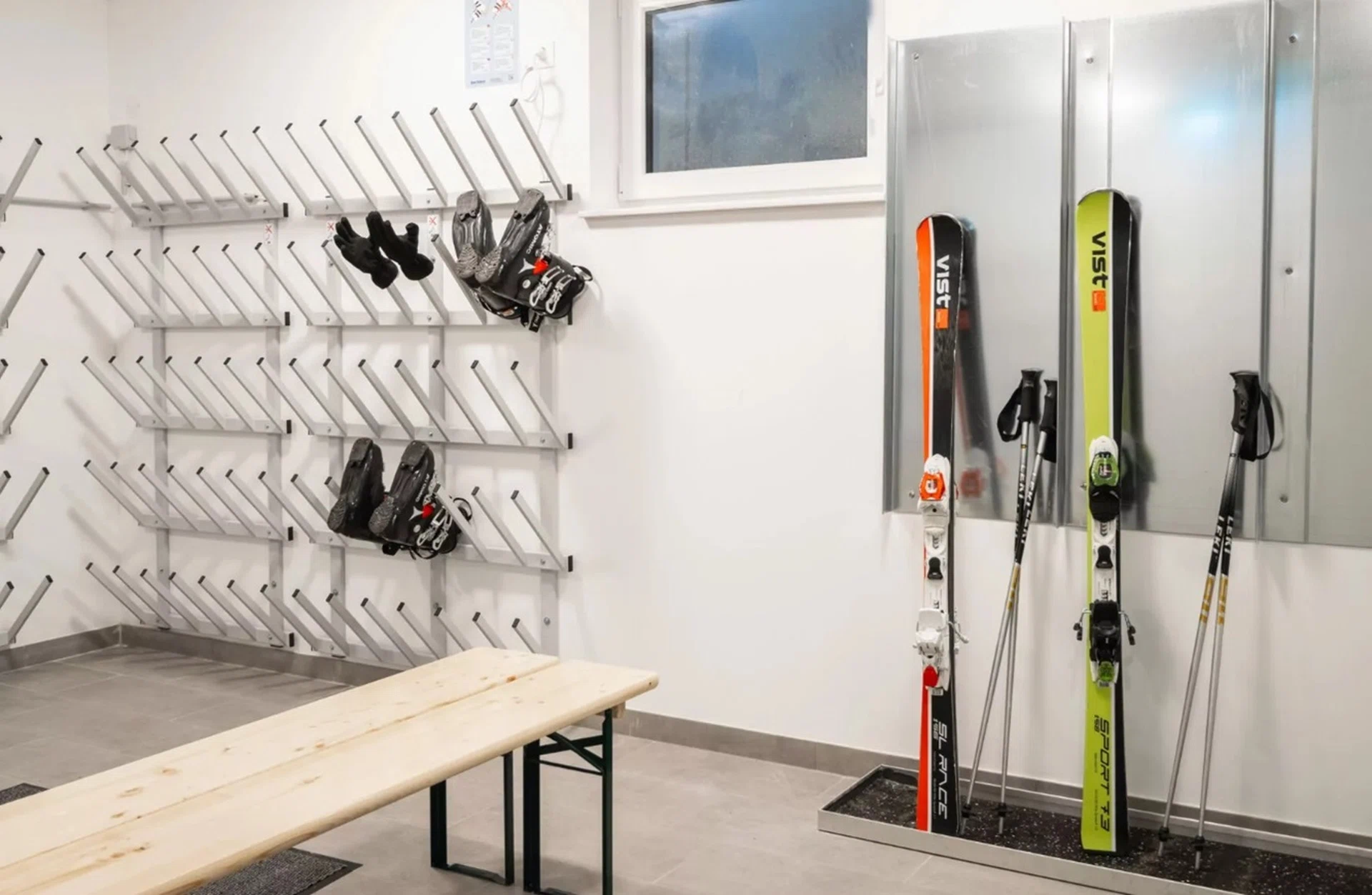 Skiraum mit Skihalterung und Sitzbank