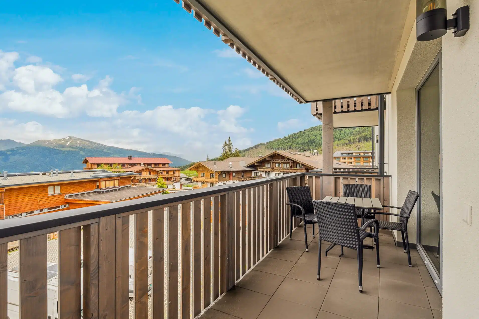 Balkon mit Blick auf Dorf und Berge