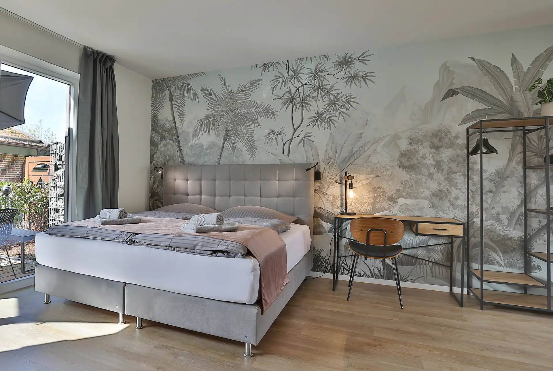 Design-Apartment in der Lüneburger Heide mit Palmenmotiv-Wandbild