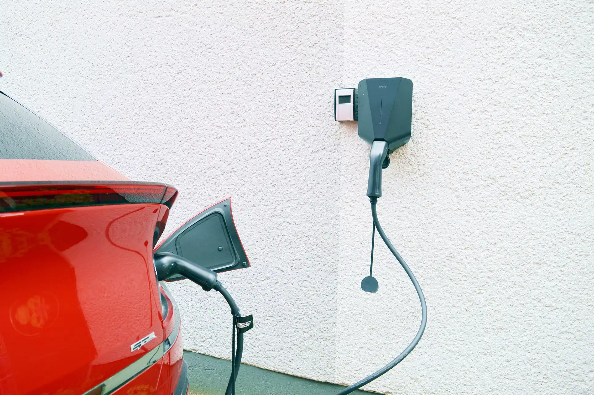 Wallbox-Ladestation für Elektroautos an der Hauswand