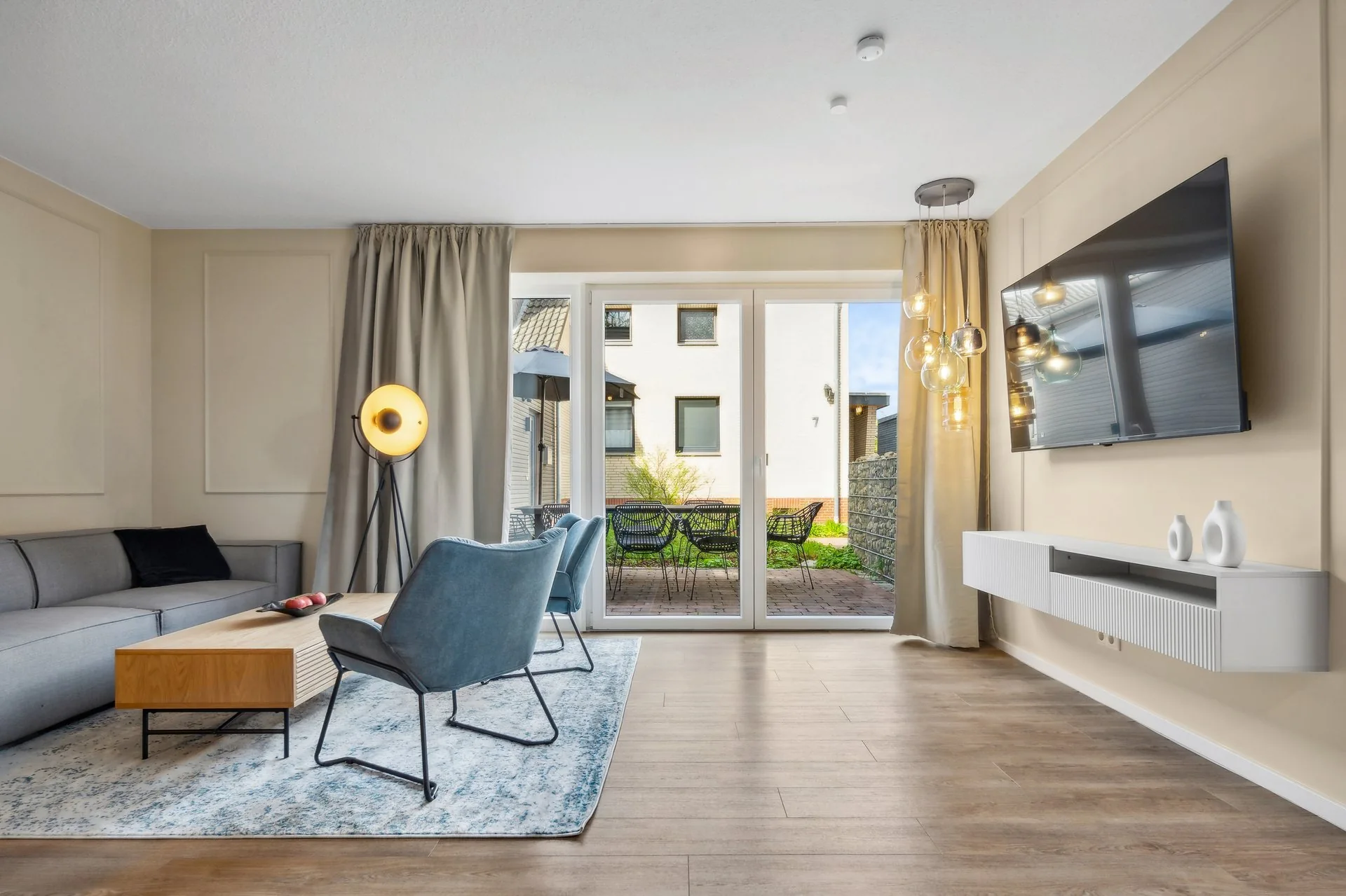 Wohnzimmer mit Sofa und Terrassenzugang