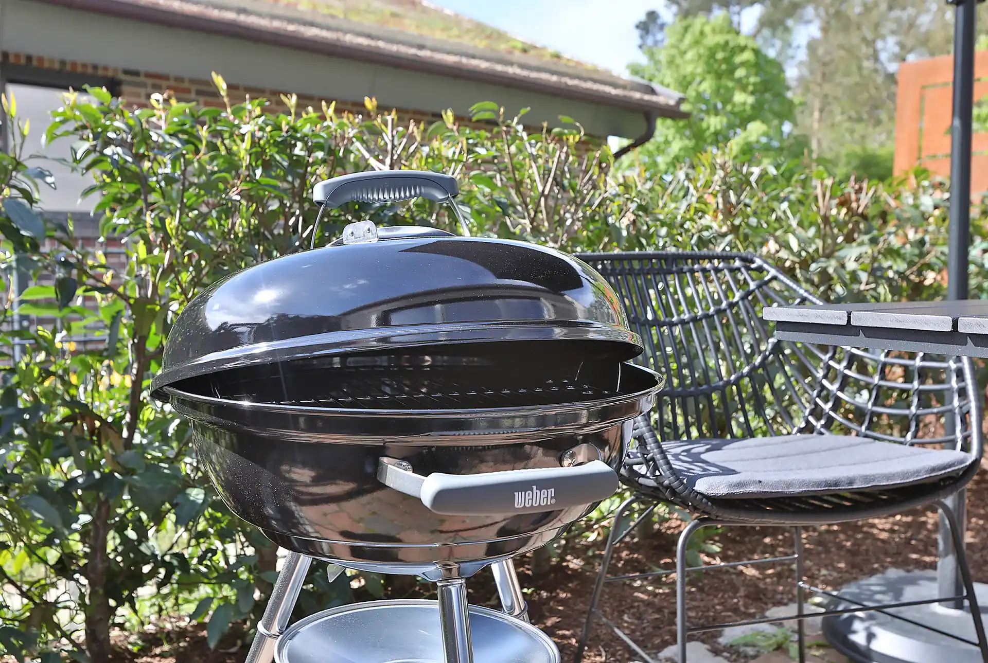 Kugelgrill auf der Terrasse im Garten