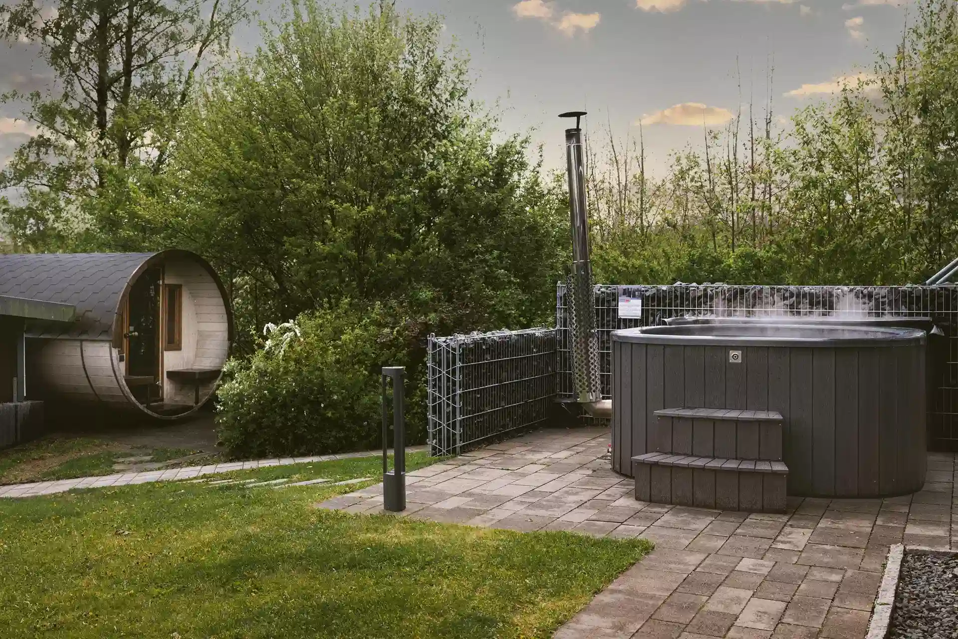 Fasssauna und Hot Tub im Garten