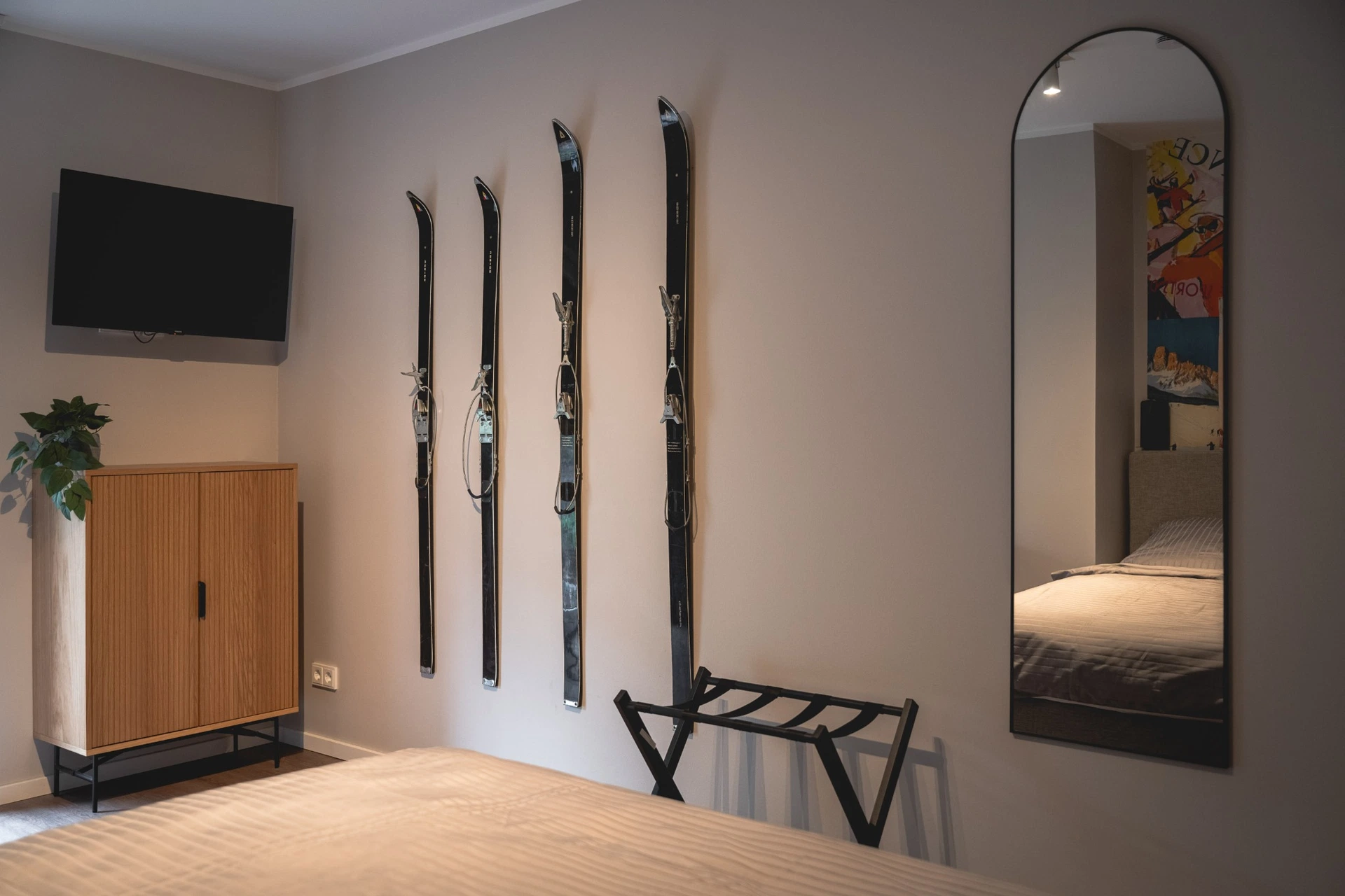 Deko-Skier an der Wand über dem Bett