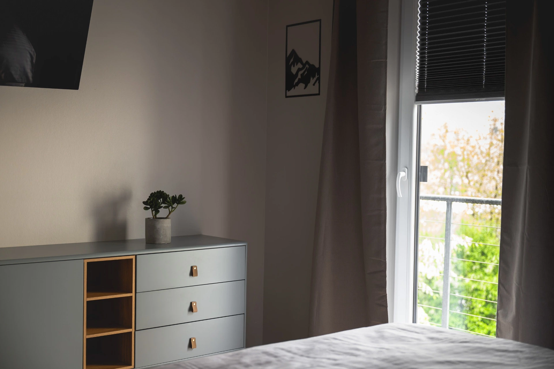 Kommode mit Pflanze und Bergmotiv-Bild