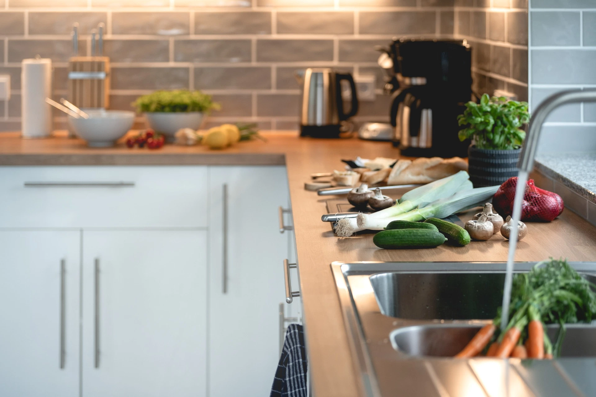 Küchenarbeitsplatte mit frischem Gemüse zum Kochen