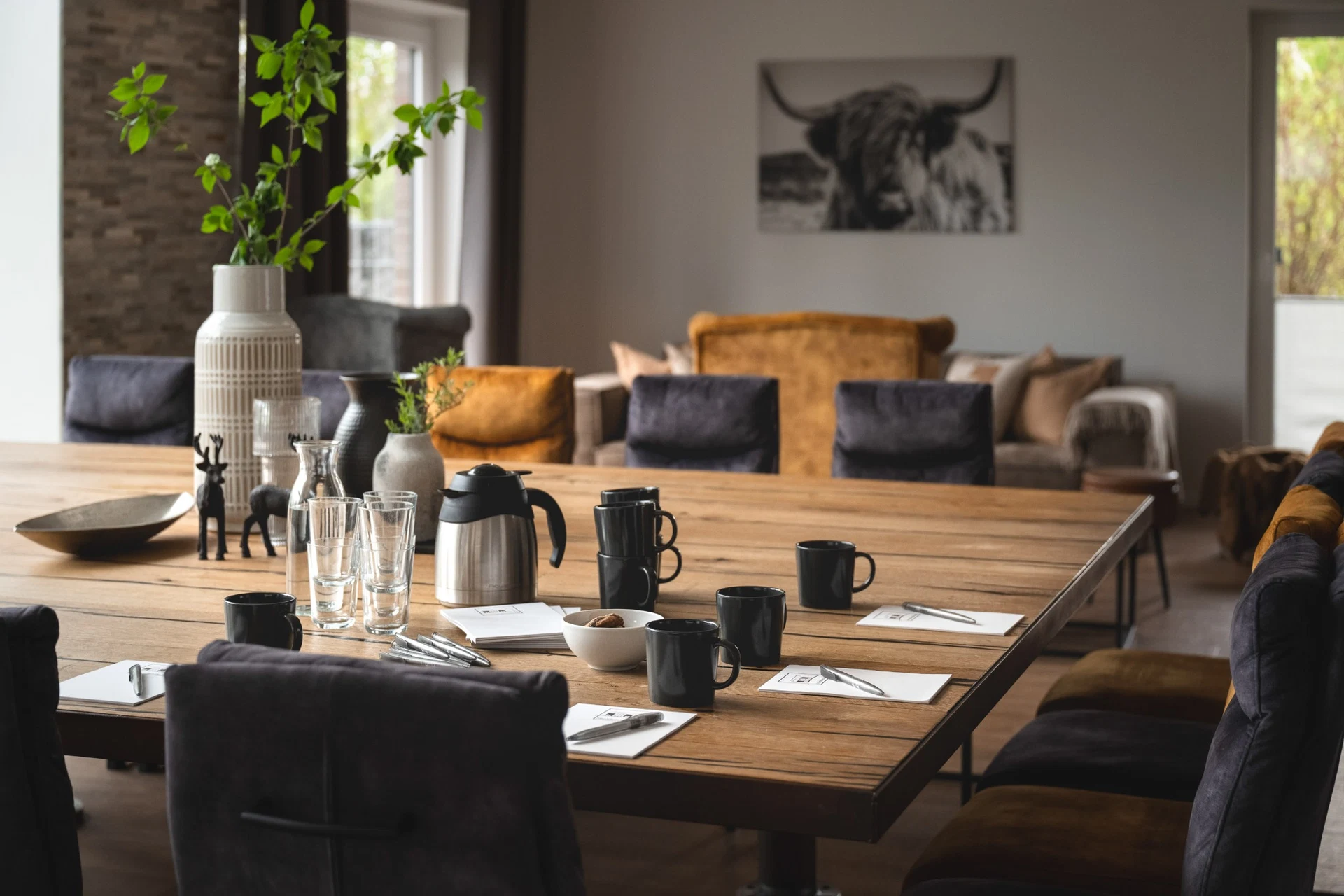 Gedeckter Esstisch mit Kaffeekanne und Tassen