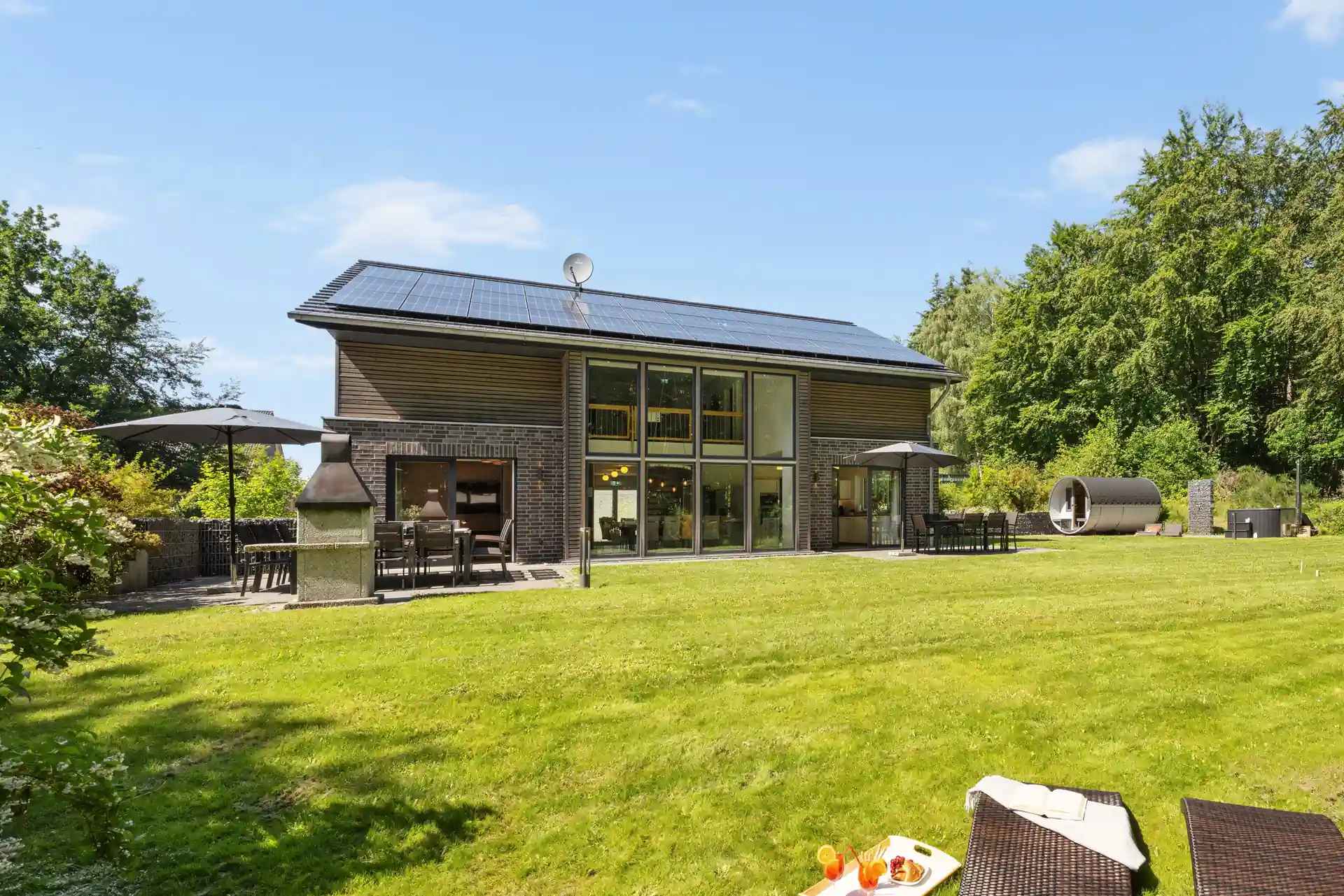 Villa Auszeit am Plauer See mit Solardach und Garten