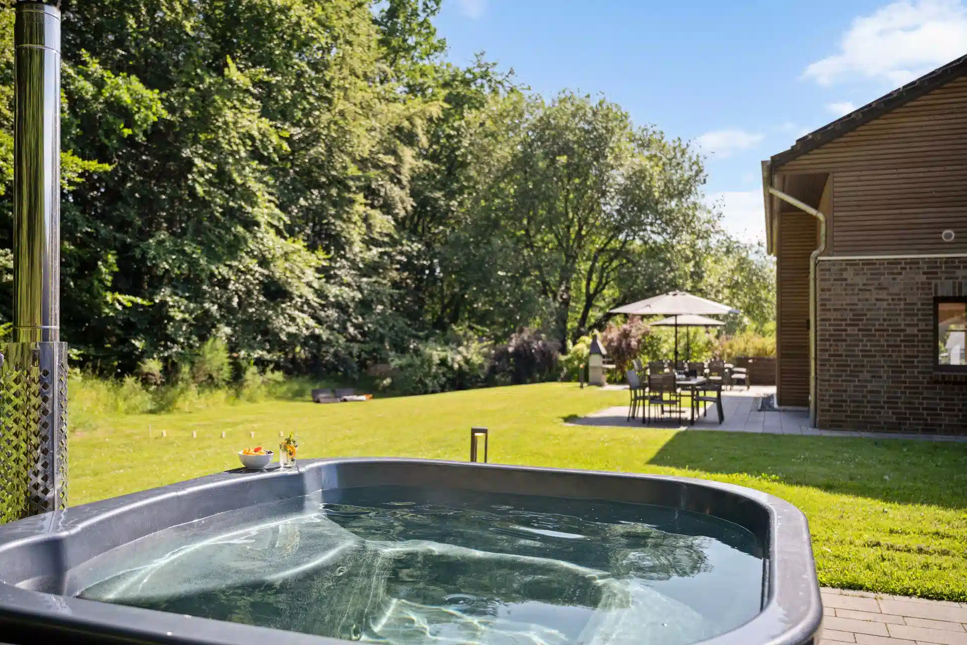 Hot Tub im Garten mit Blick zur Terrasse