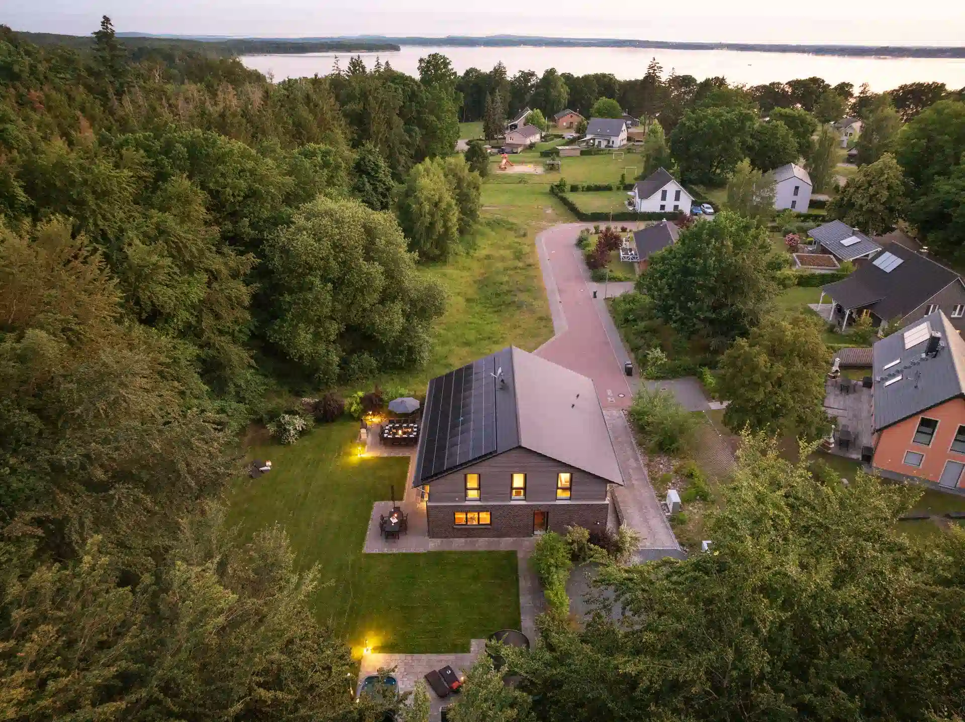 Luftaufnahme der Villa mit Blick auf den Plauer See