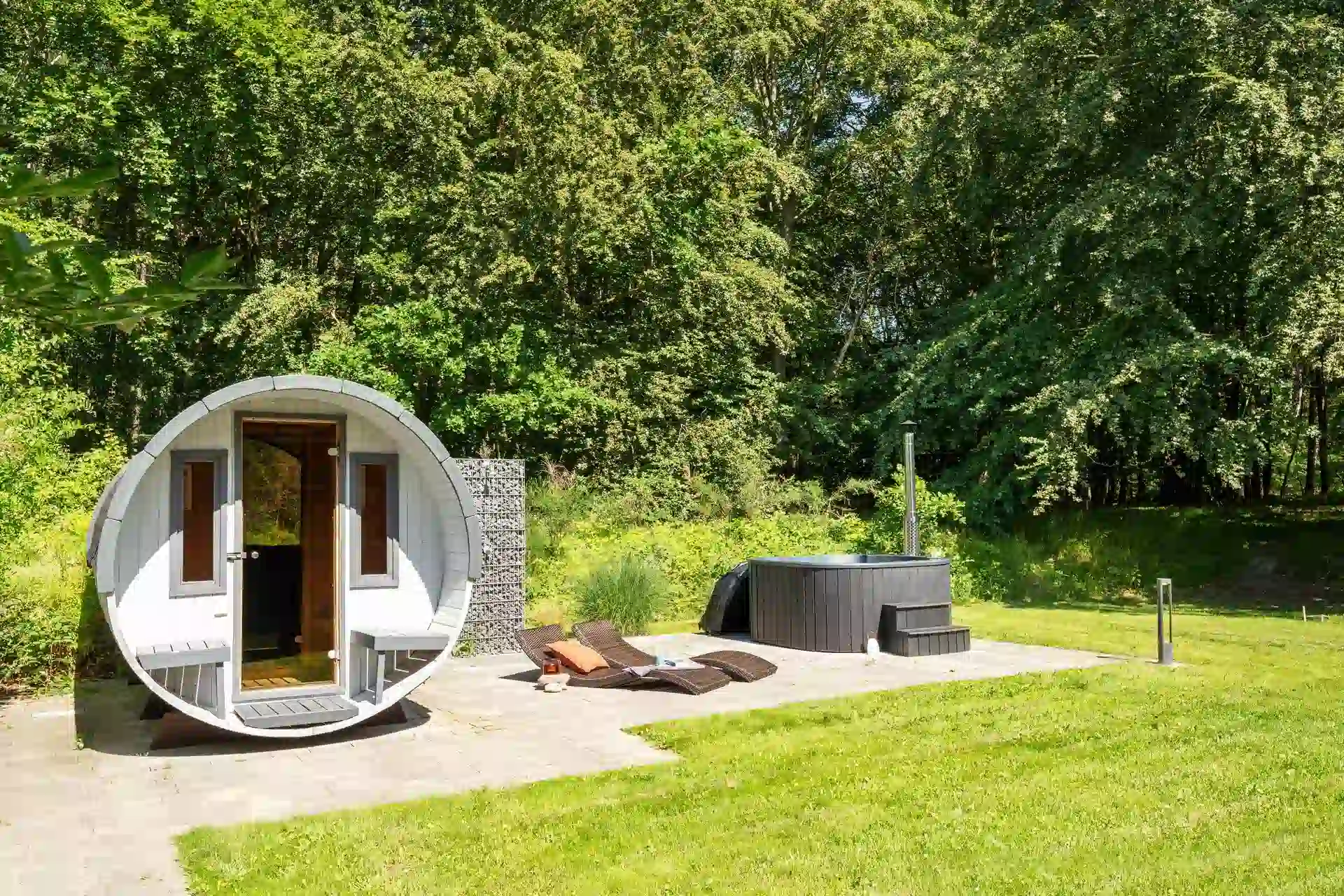 Fasssauna und Hot Tub im Garten am Waldrand