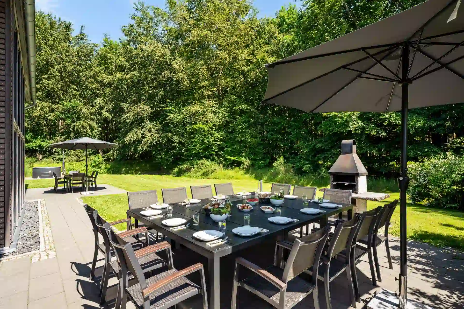 Terrassentisch mit Blick zum Steingrill