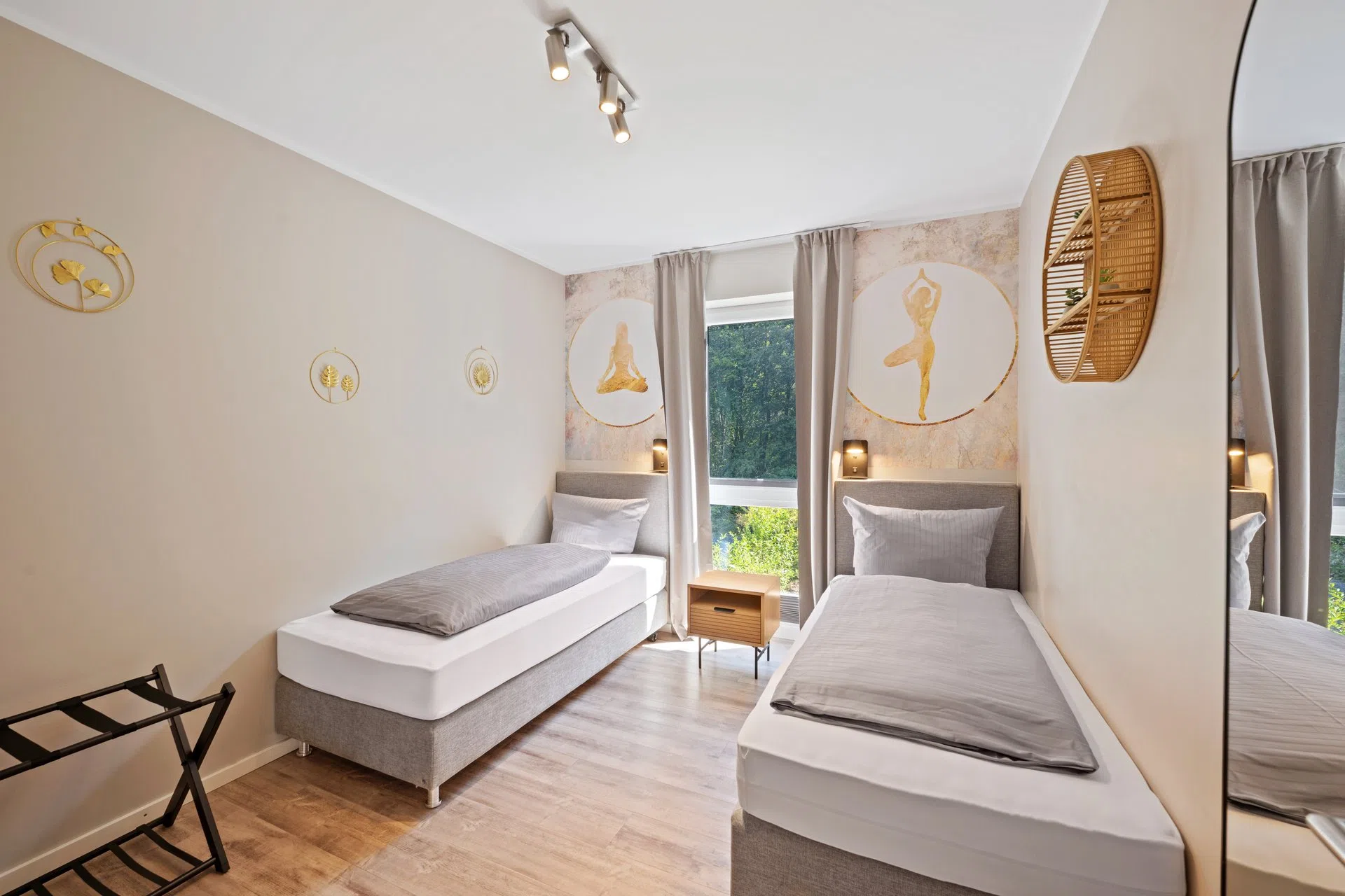 Schlafzimmer mit Yoga-Motiven an der Wand