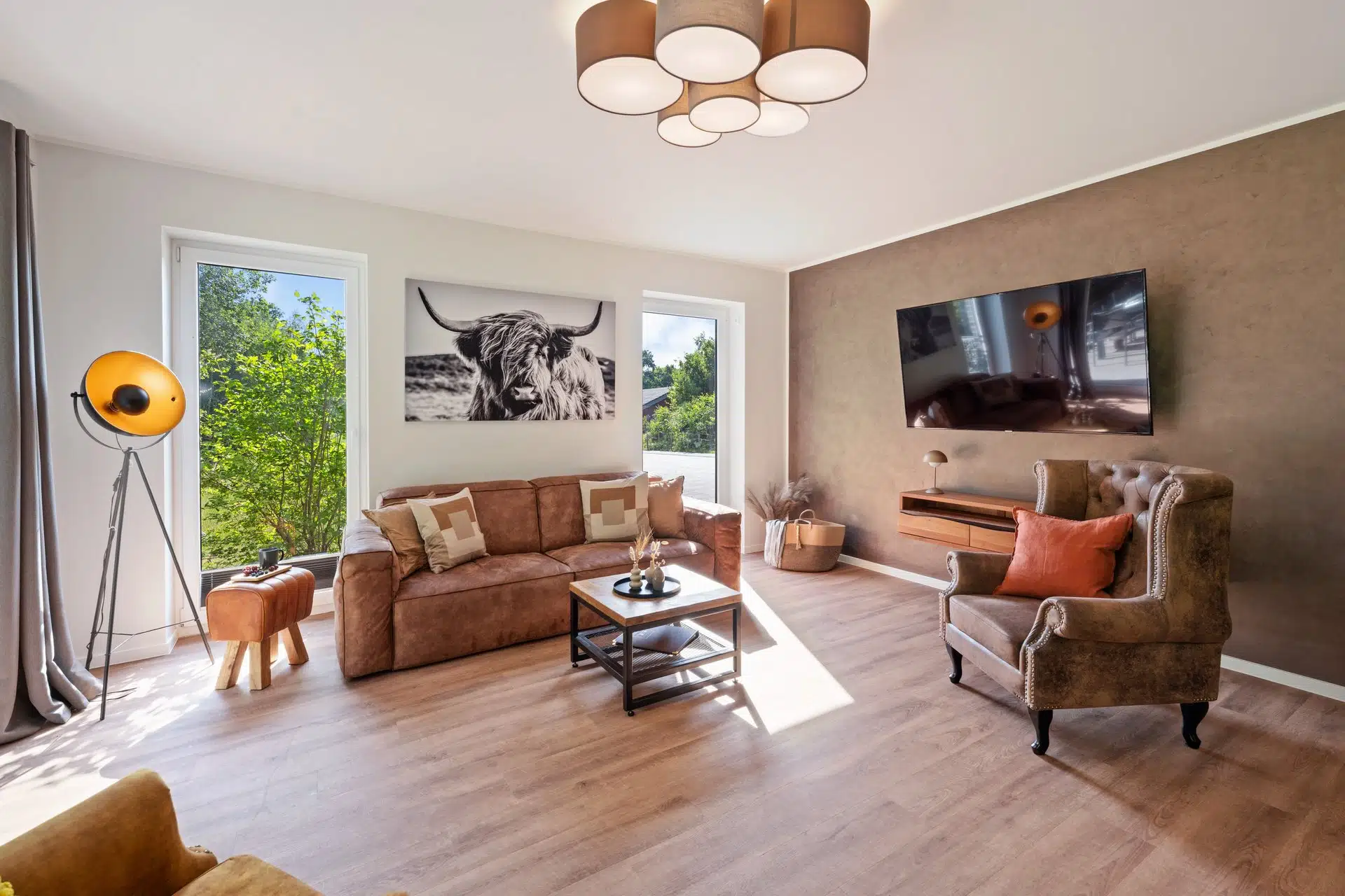 Sofa mit Fernseher und Sessel im Wohnzimmer