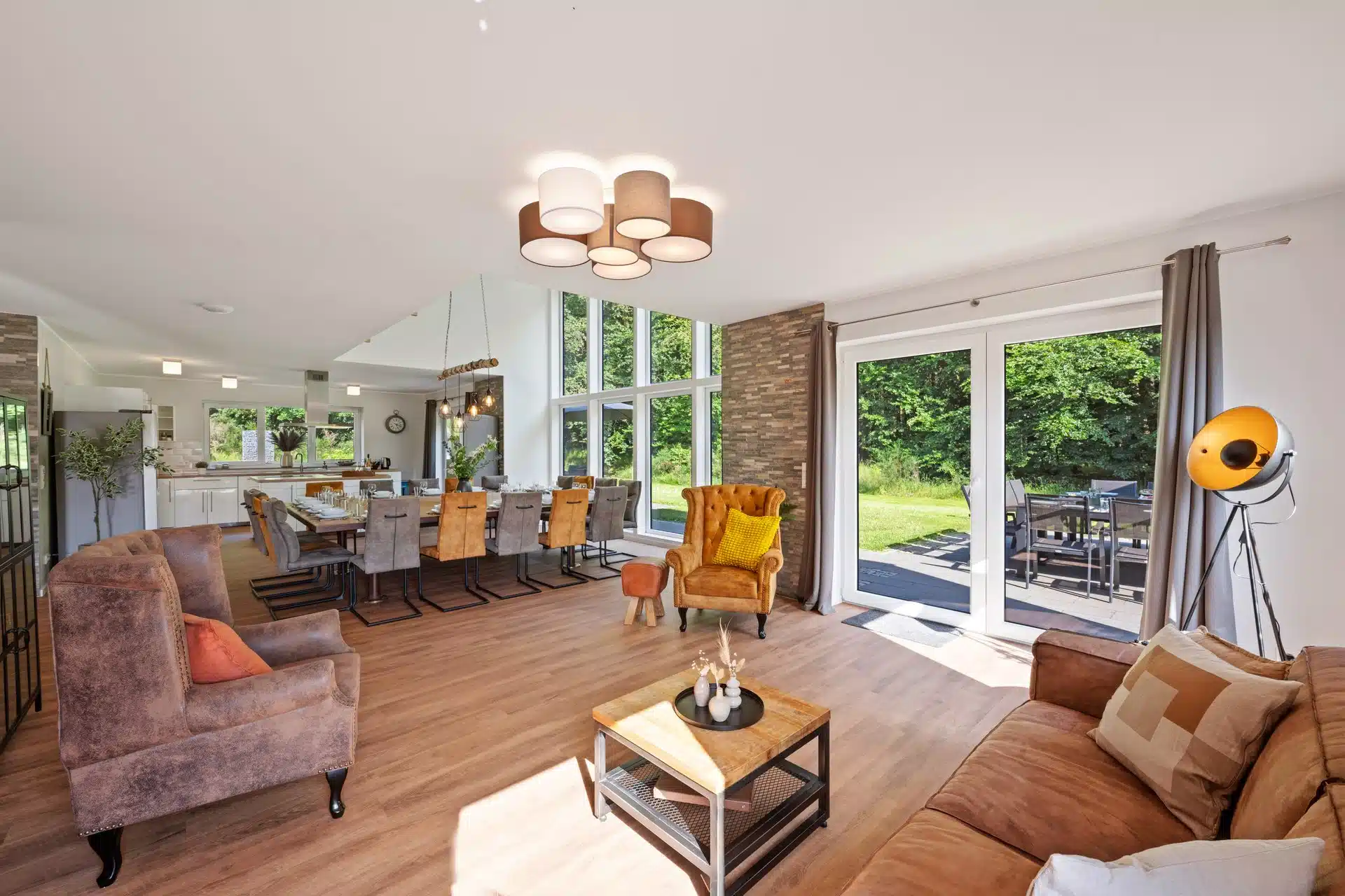 Offener Wohnbereich mit Blick zur Terrasse