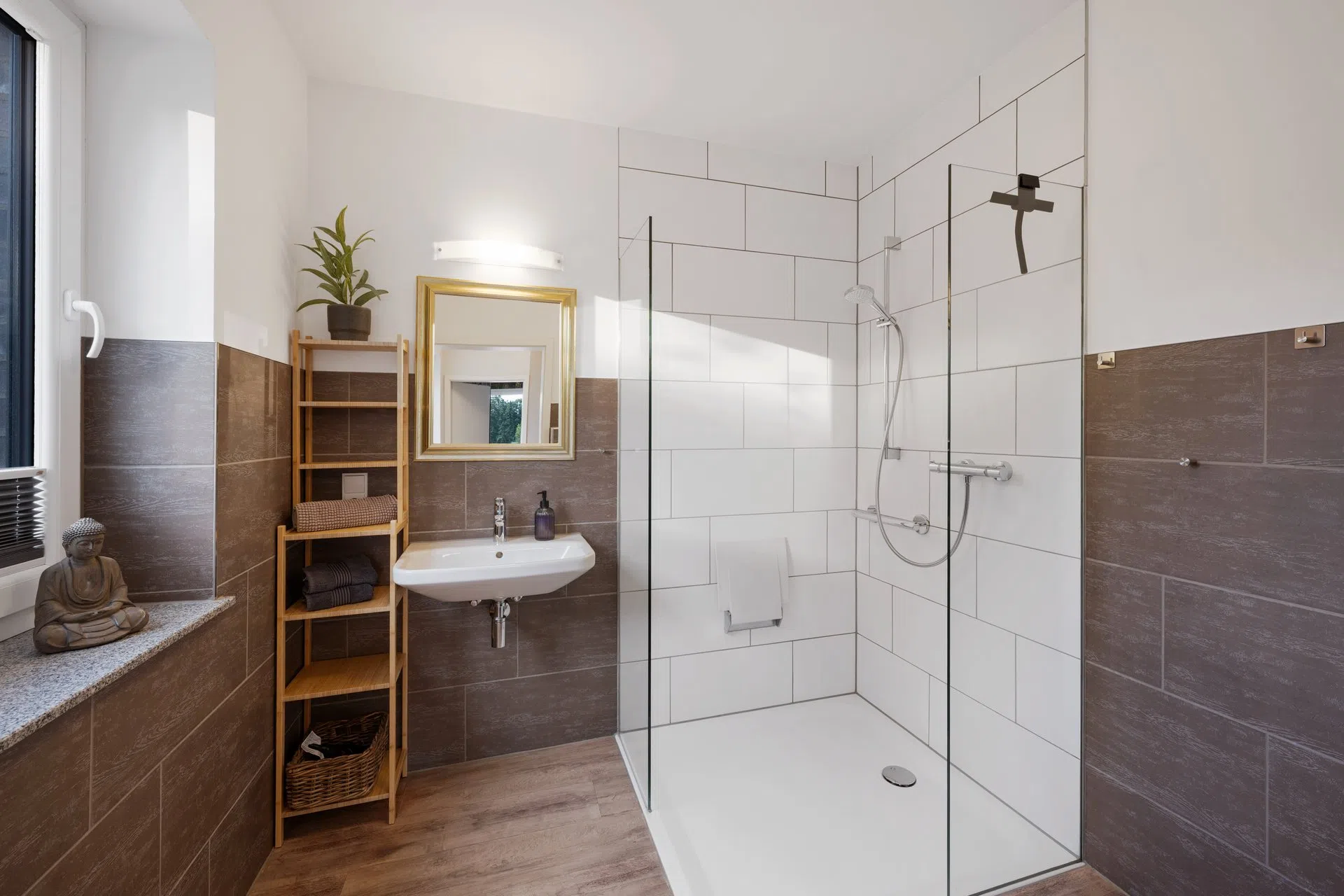 Badezimmer mit Glasdusche und Deko auf der Fensterbank