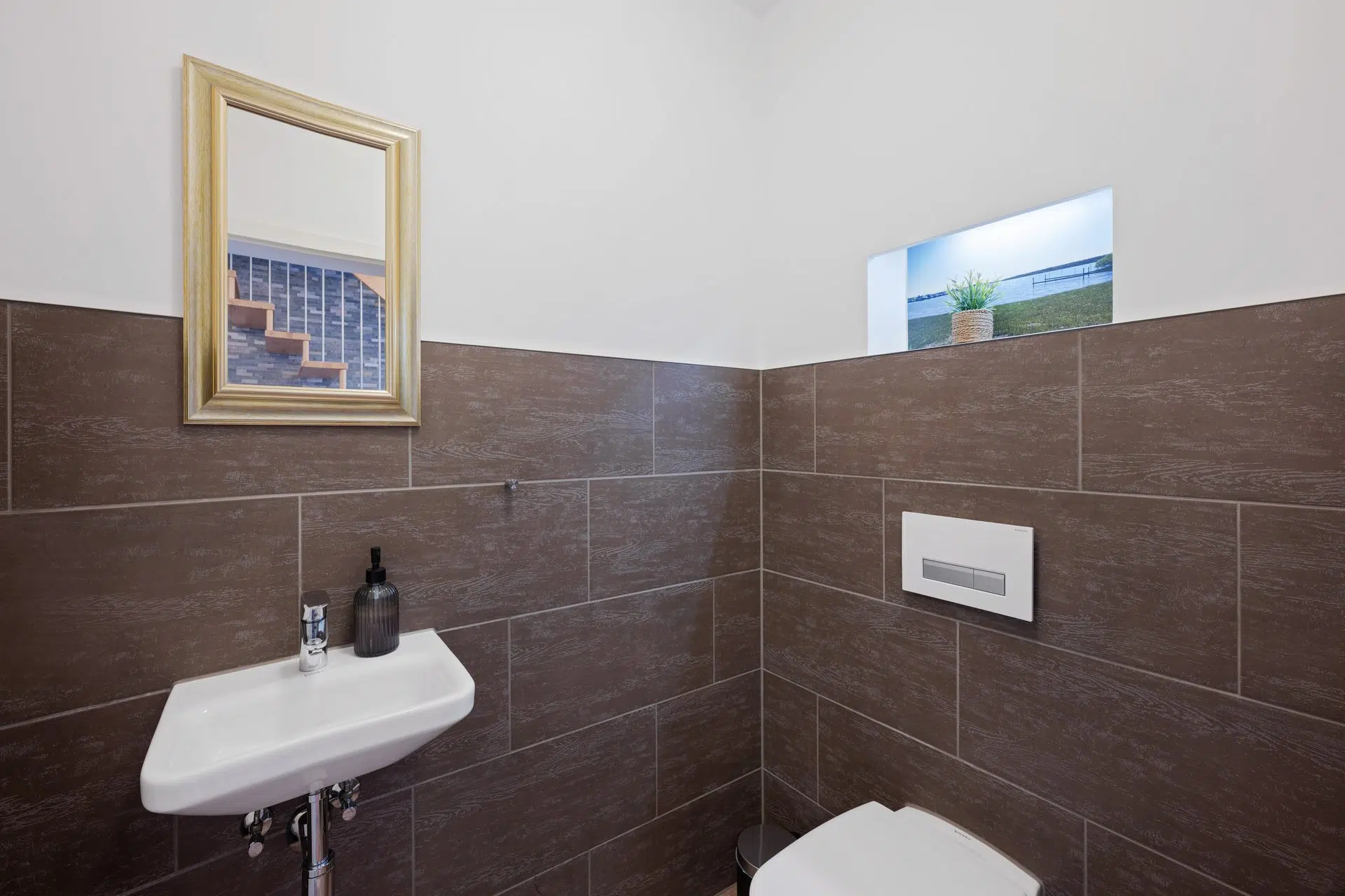 Gäste-WC mit Waschtisch und gerahmtem Bild