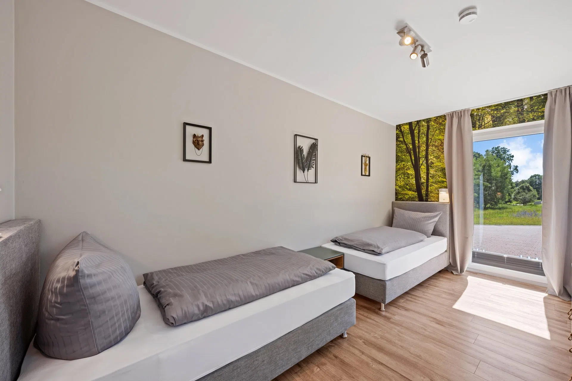 Dachschlafzimmer mit zwei Betten und Sitzsack