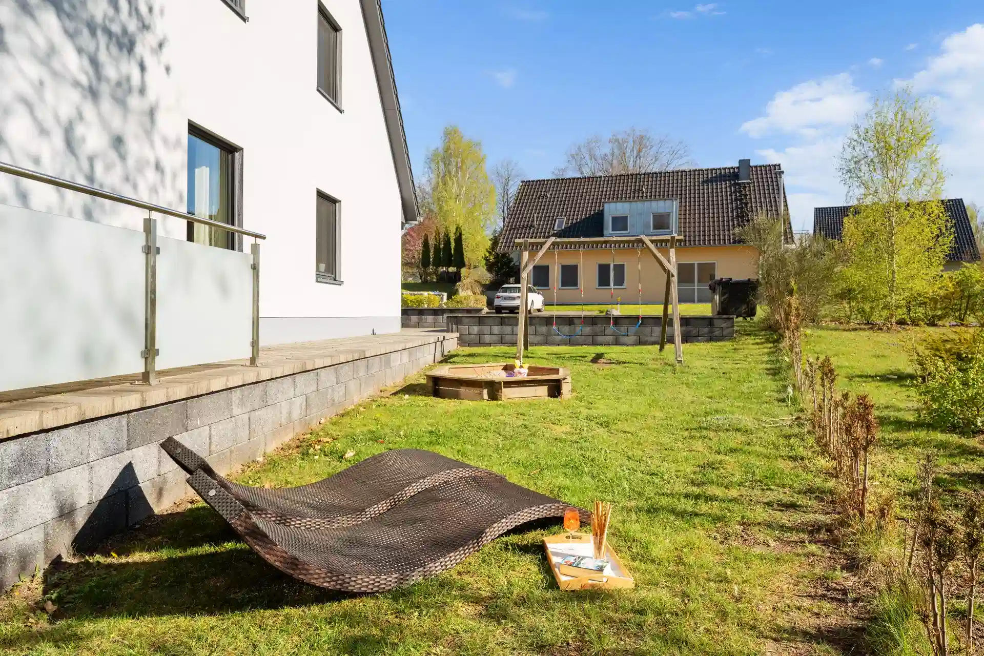 Garten mit Sandkasten und Schaukelgestell