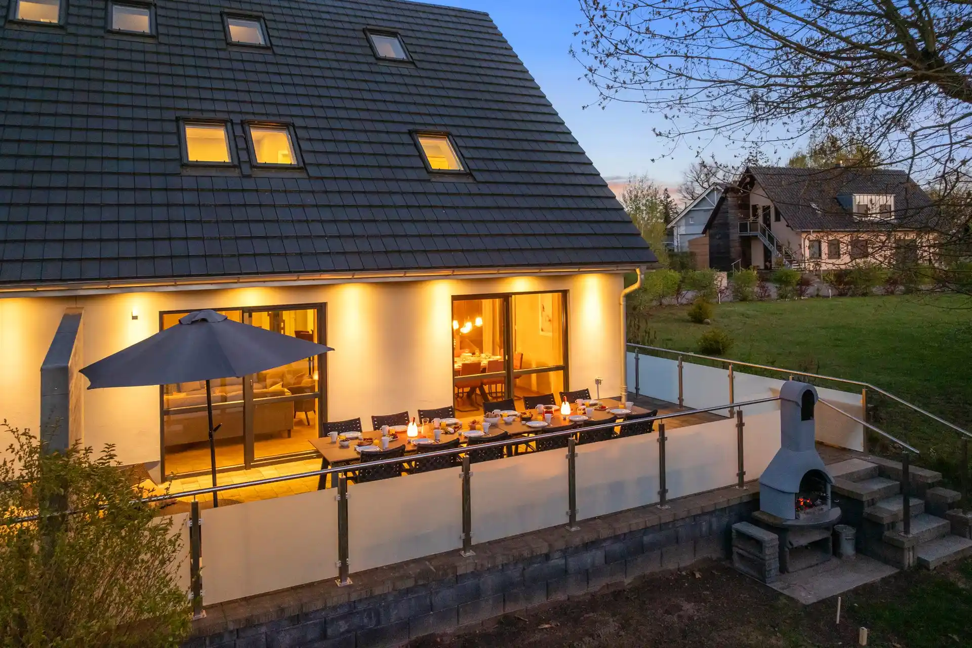 Ferienhaus am Plauer See mit beleuchteter Abendterrasse