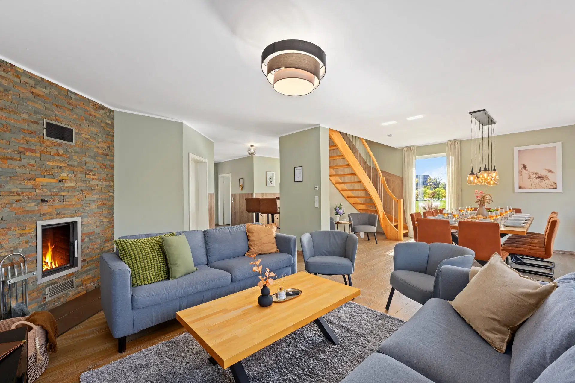 Wohnzimmer mit Kamin und Blick zur Treppe