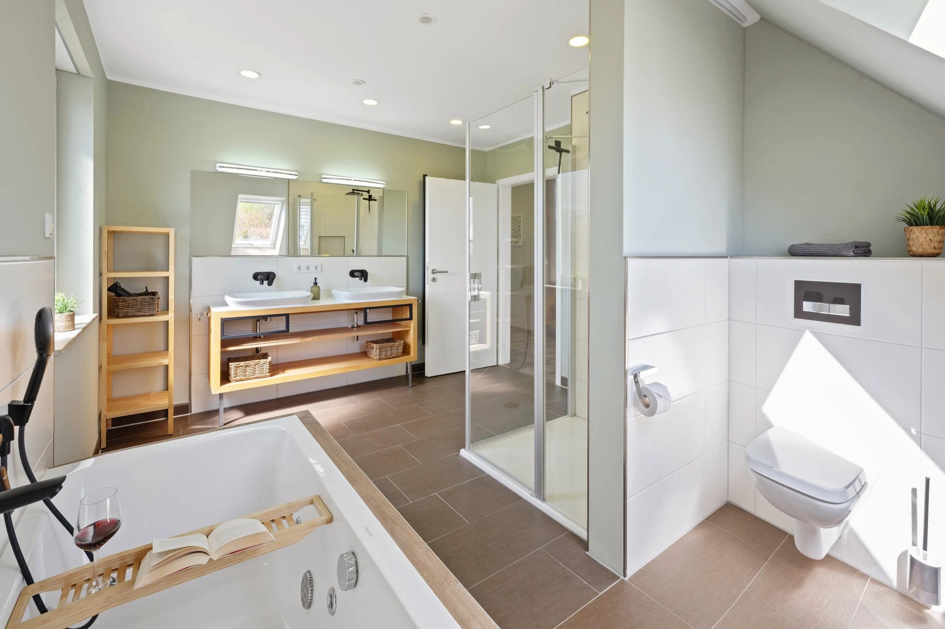 Freistehende Badewanne mit Blick zur Dusche