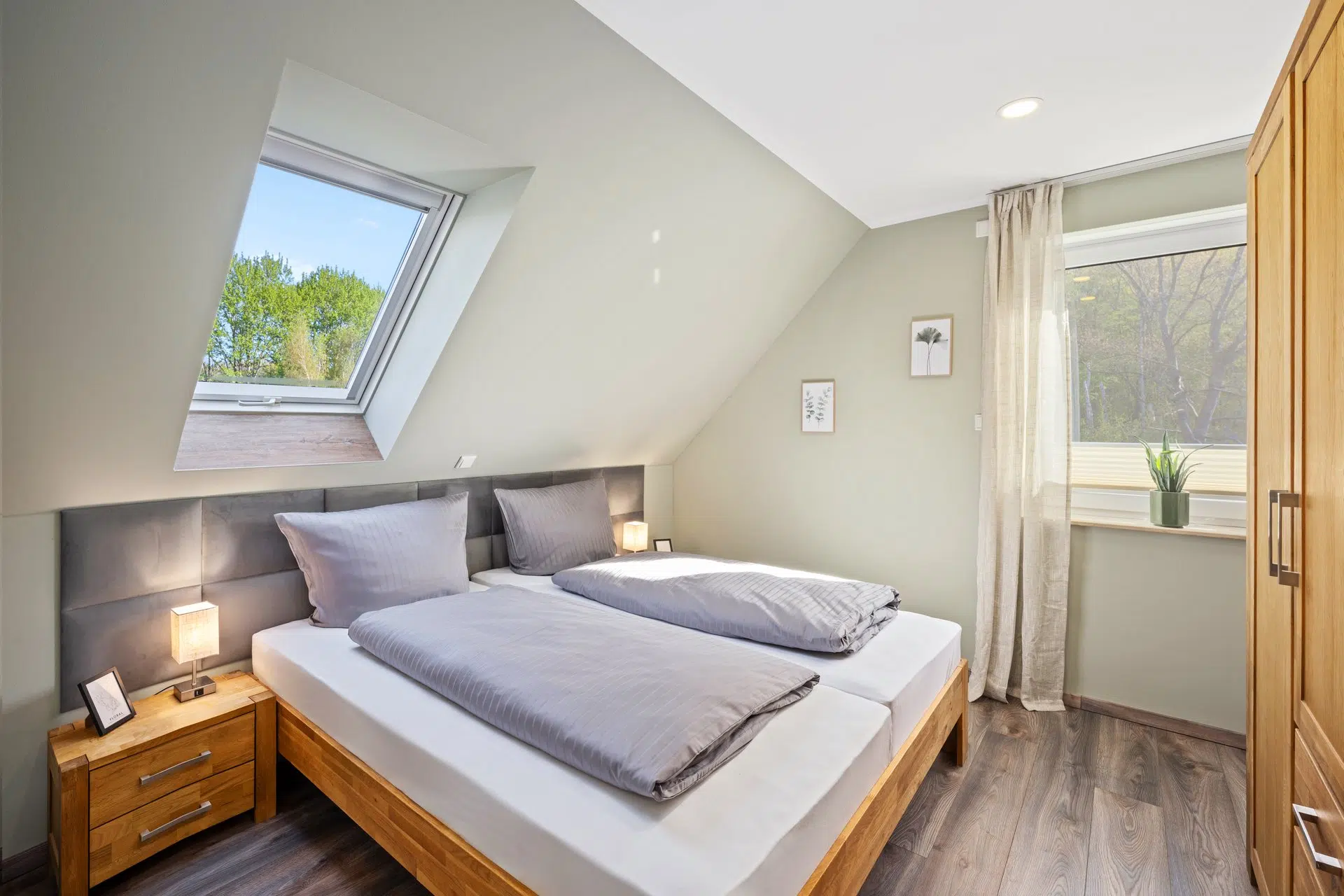Schlafzimmer mit Doppelbett unter der Dachschräge