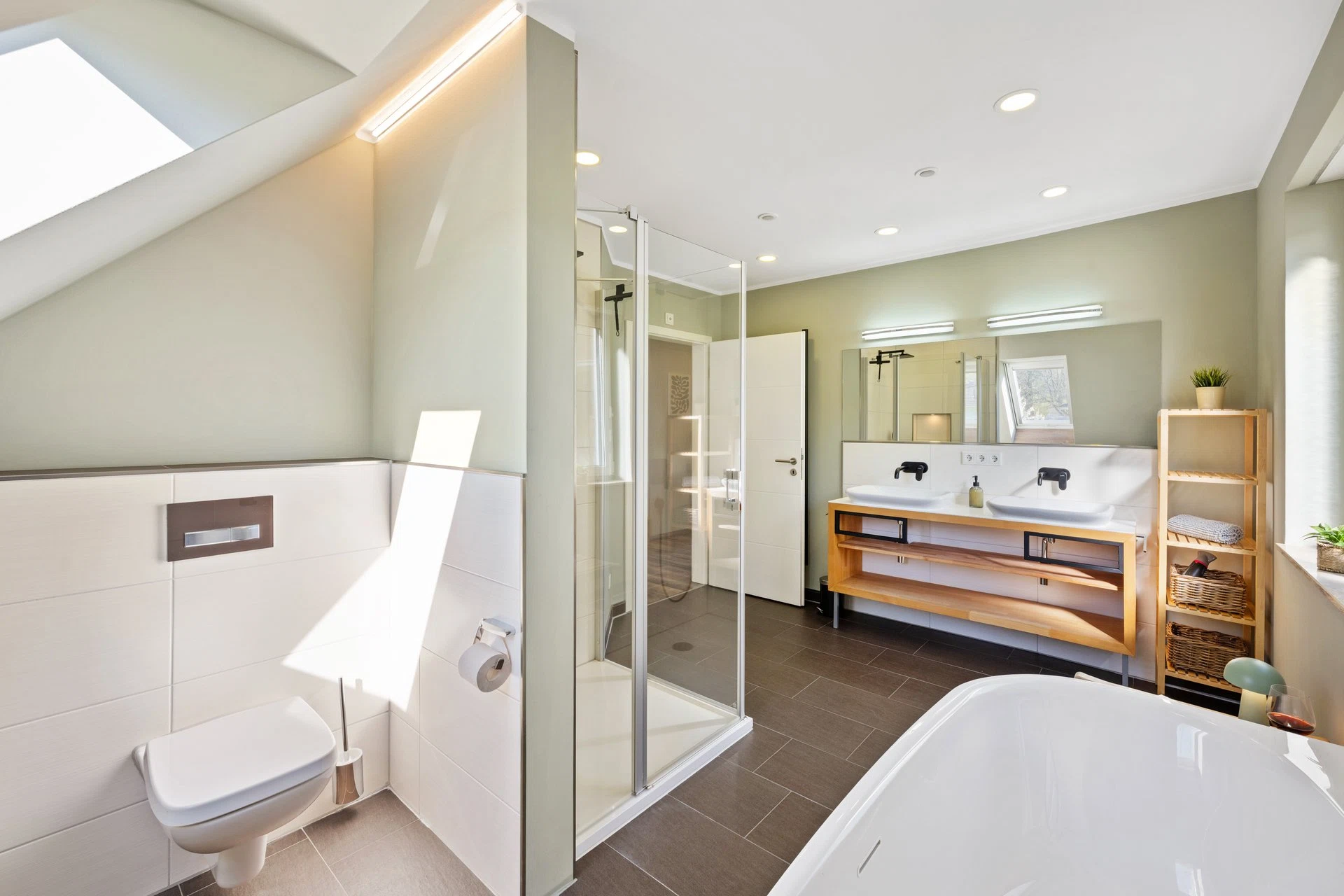 Badezimmer mit Doppelwaschtisch und freistehender Badewanne