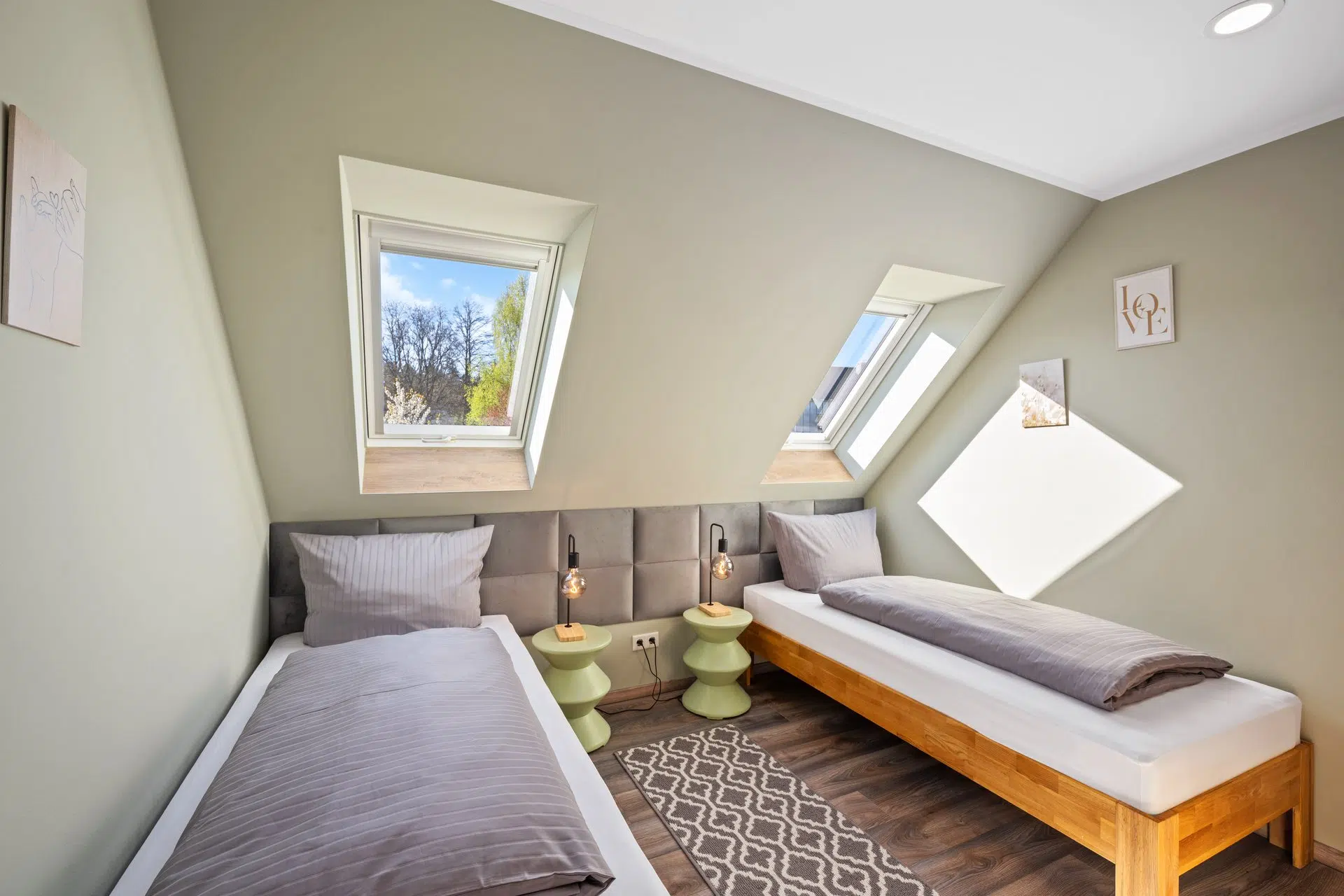 Dachschlafzimmer mit zwei Einzelbetten am Fenster