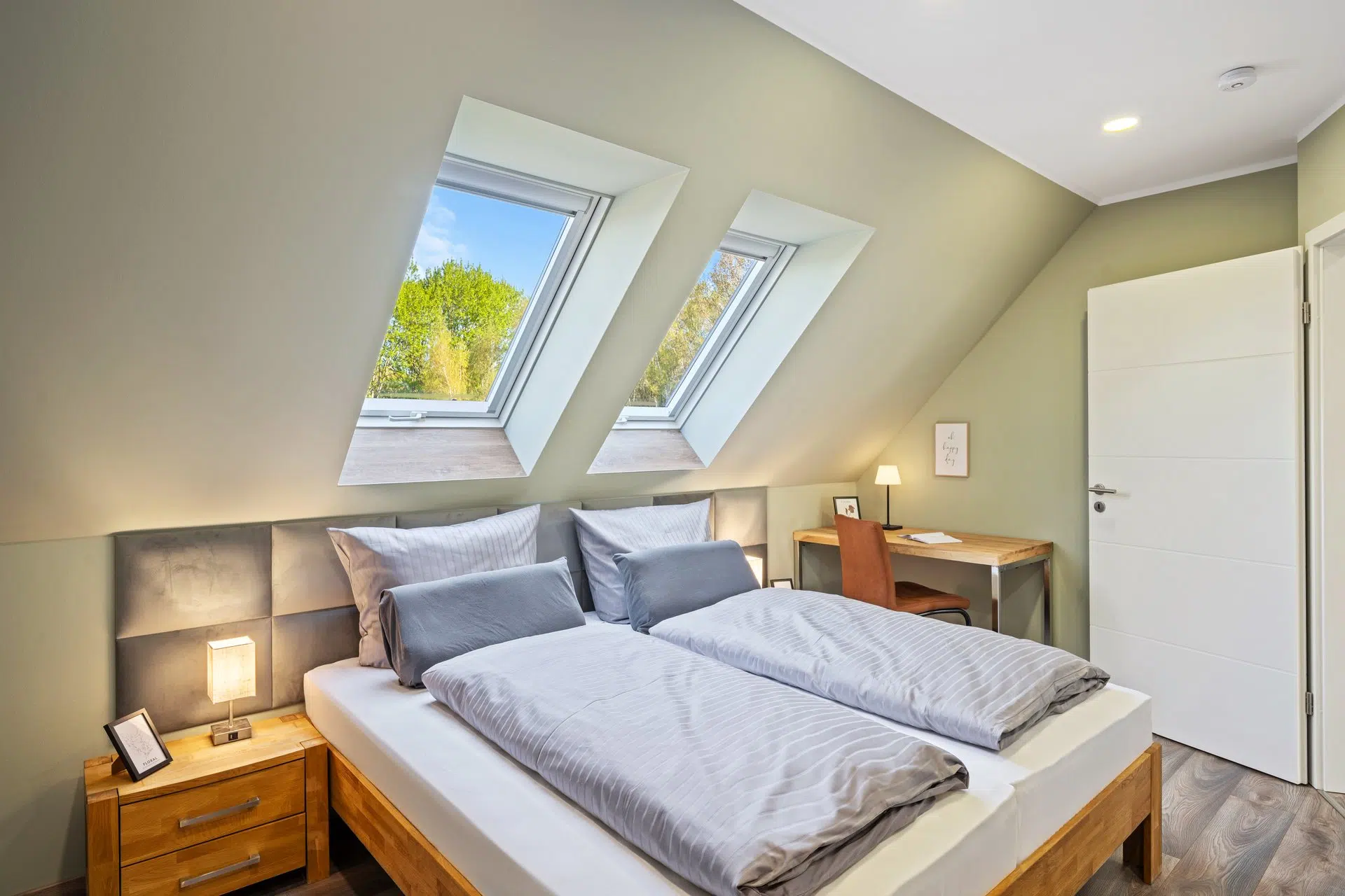 Schlafzimmer mit Doppelbett und Schreibtisch