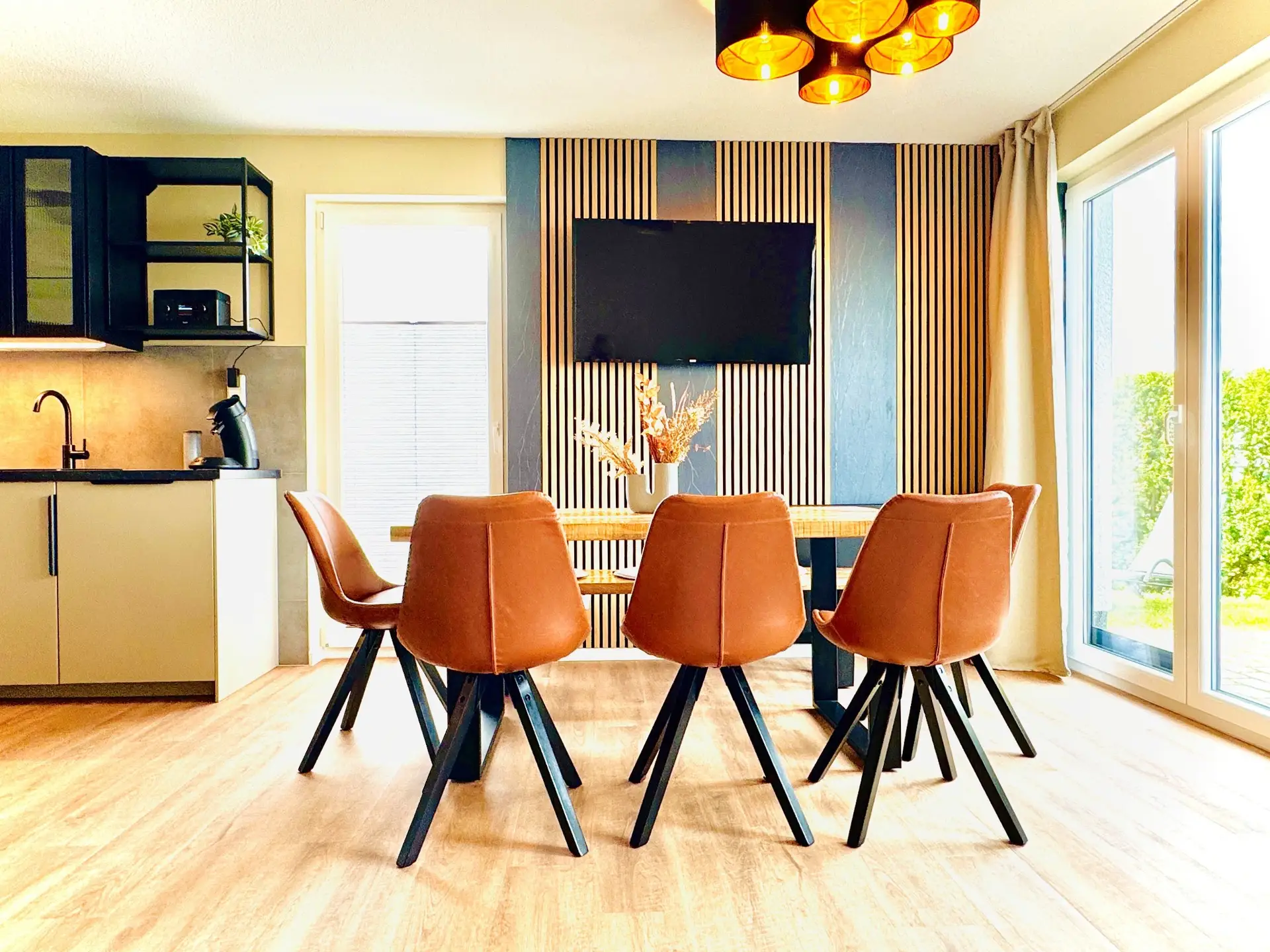 Design-Ferienwohnung am Fleesensee mit offener Küche und Essbereich