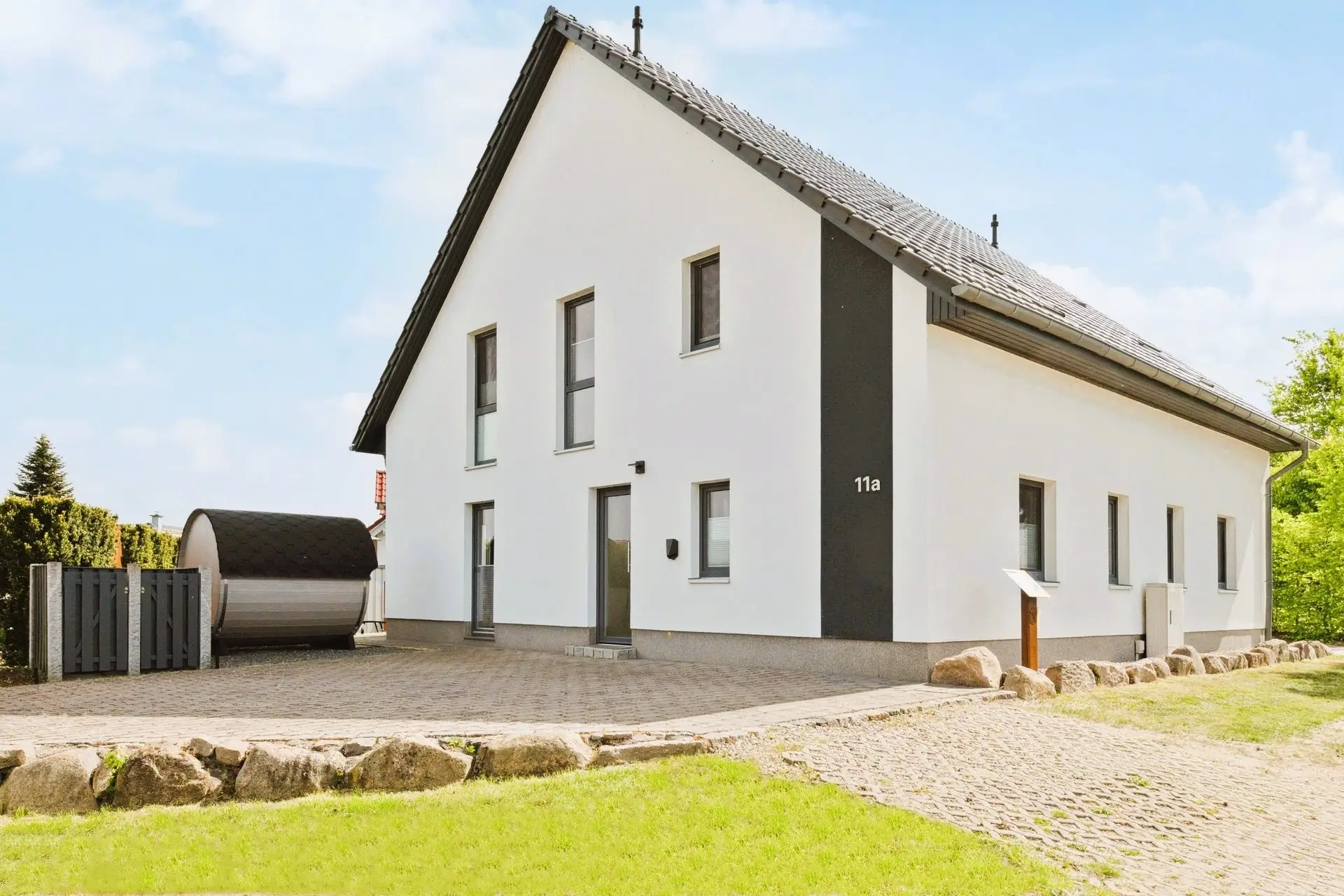 Ferienhaus am Fleesensee mit schwarz-weißer Fassade