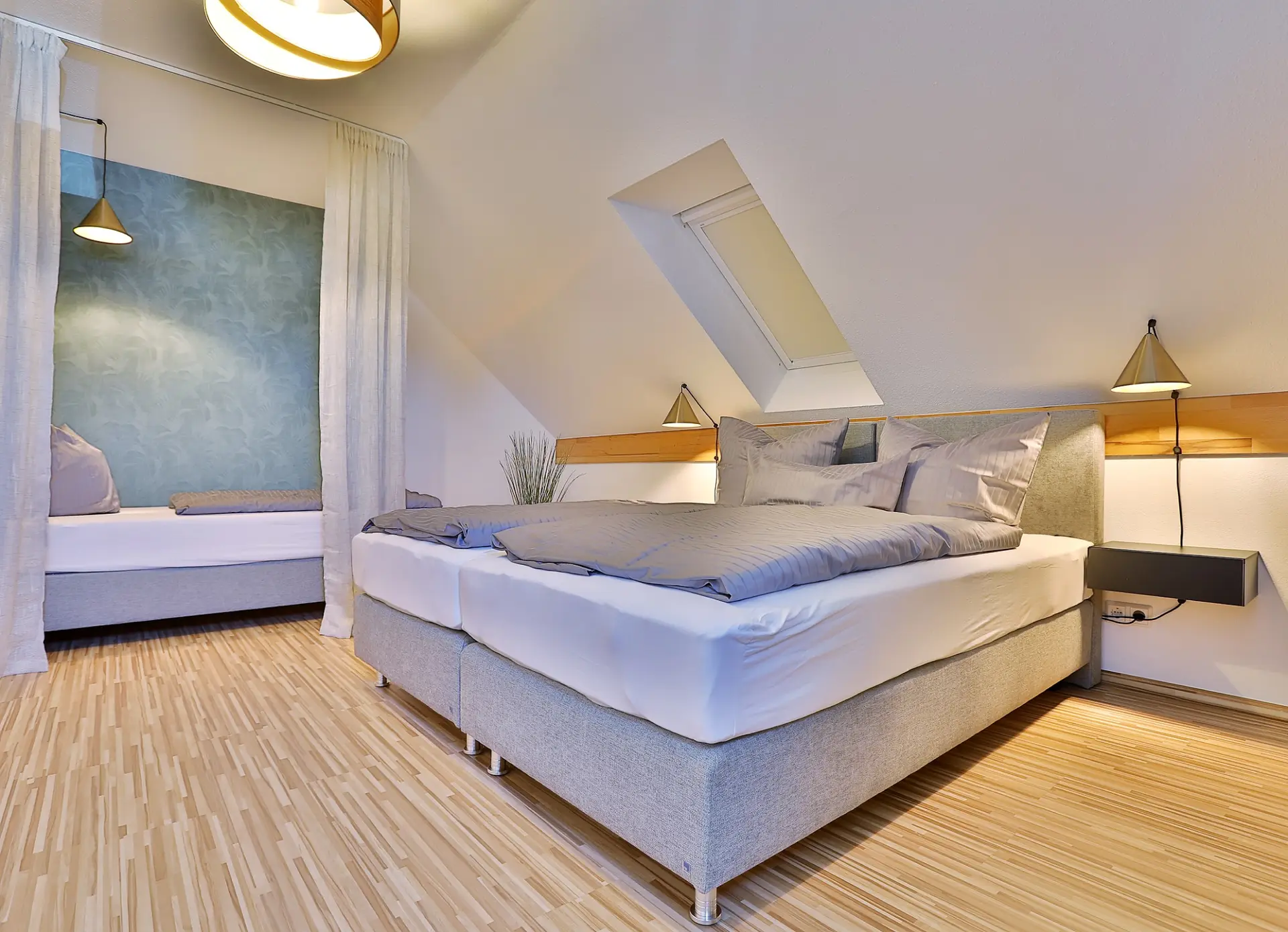 Schlafzimmer mit Doppelbett und zusätzlichem Einzelbett