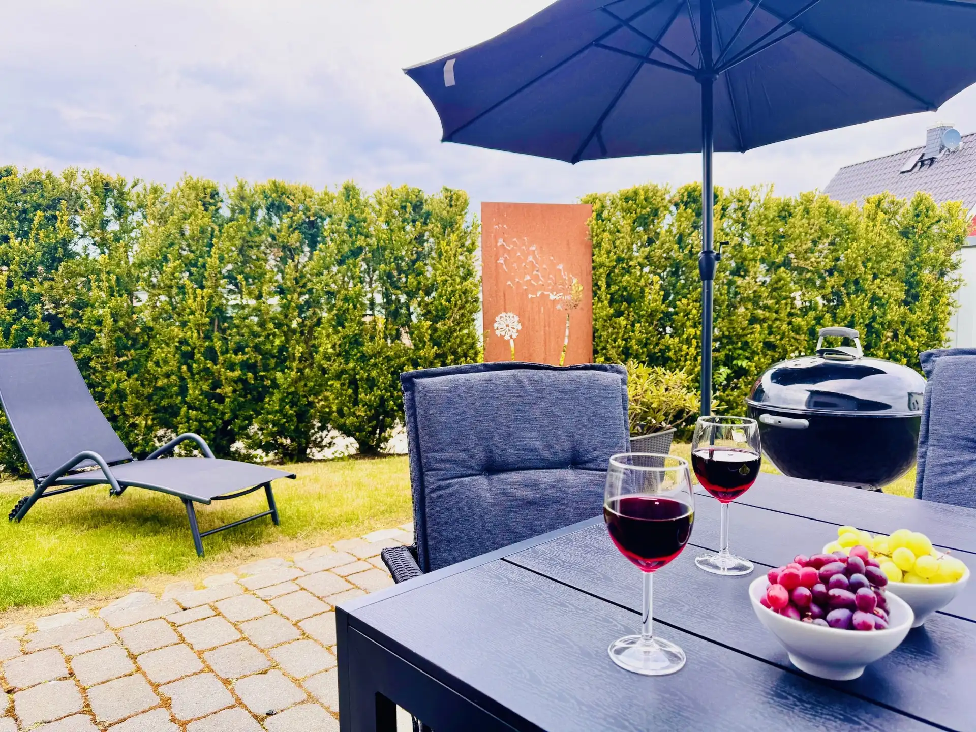 Gedeckter Terrassentisch mit Blick in den Garten