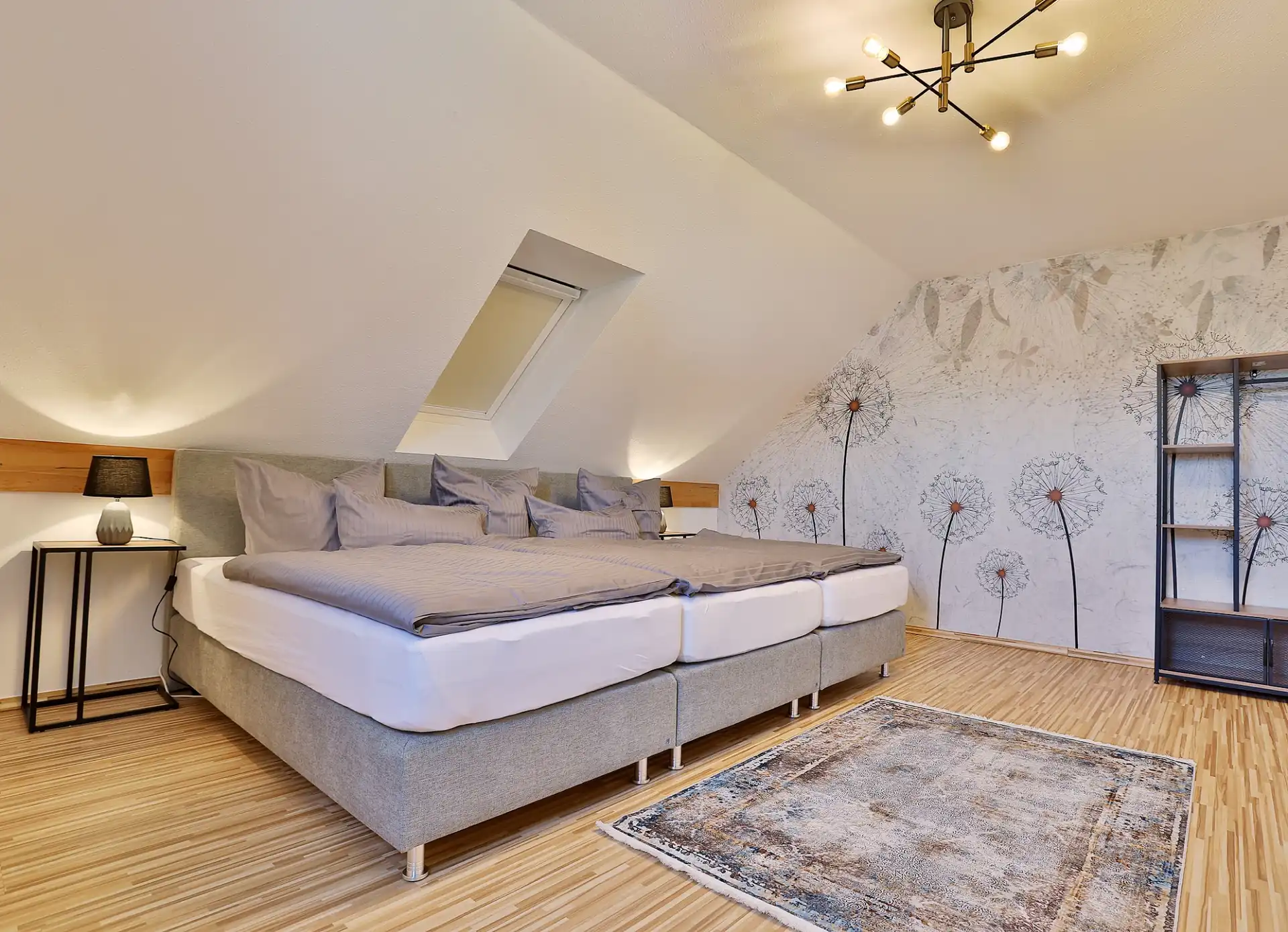 Schlafzimmer mit Pusteblumen-Wandbild und Kronleuchter