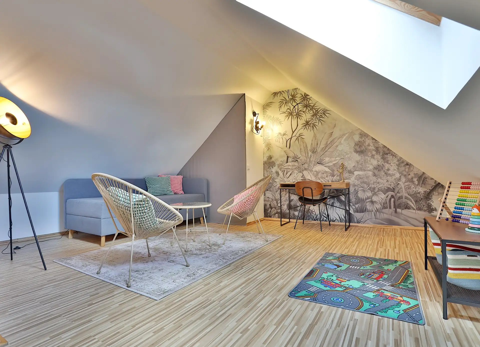 Spielzimmer mit Sitzecke vor Wald-Wandbild
