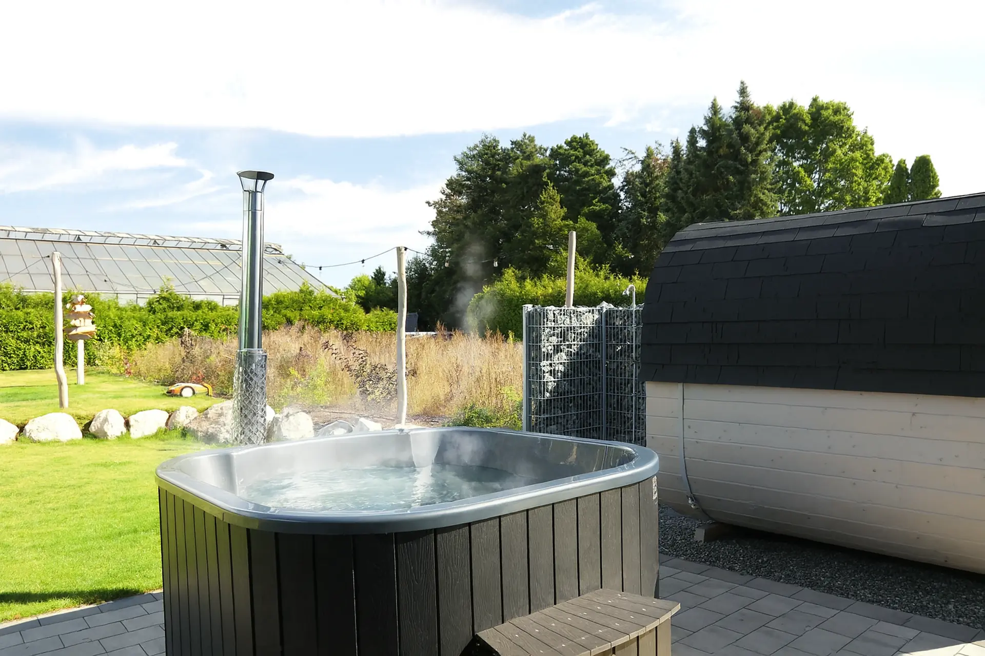 Hot Tub im Garten neben der Fasssauna